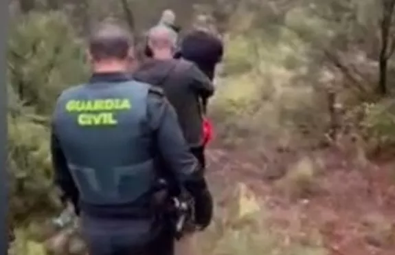 Los guardias con los detenidos en la zona de la plantación de marihuana