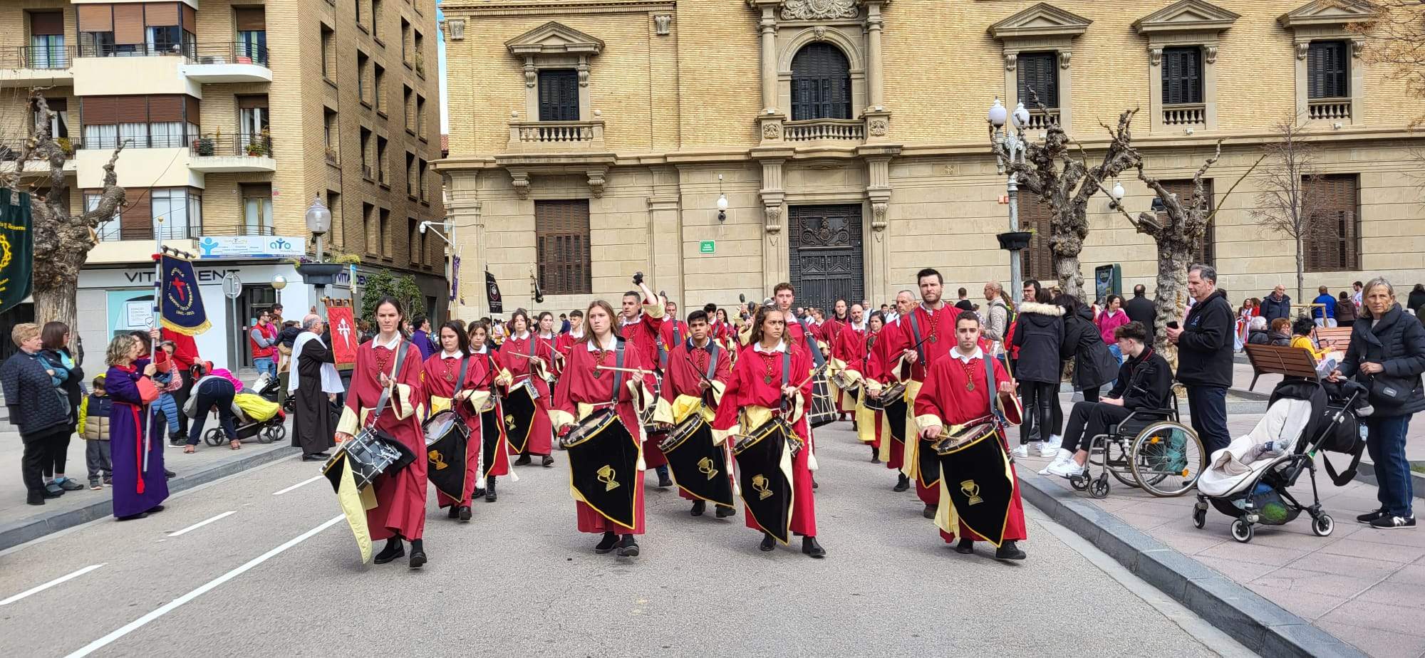 Encuentro en la Plaza de Navarra del Certamen de Bandas de Huesca