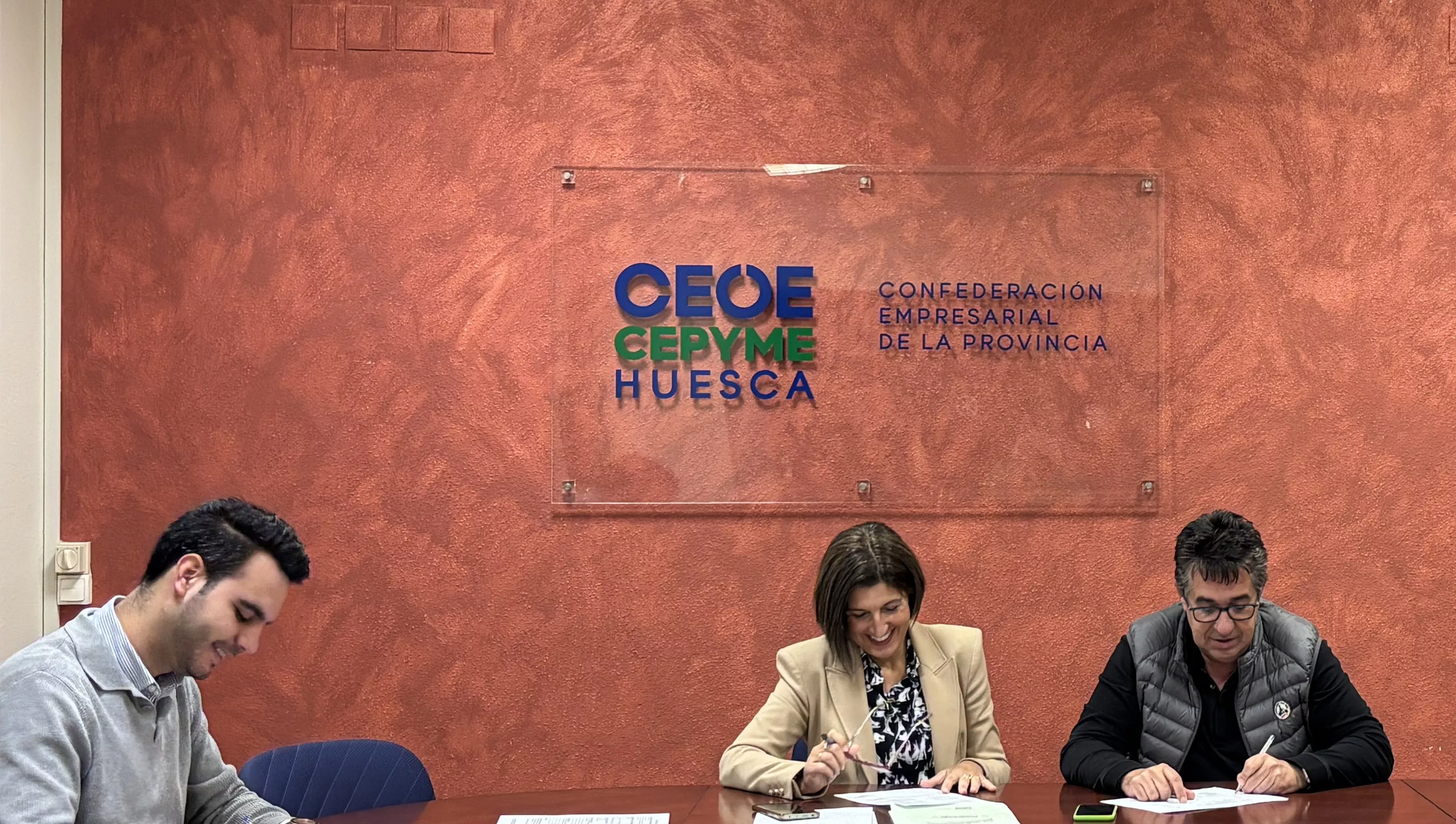 Firma del convenio colectivo del sector de pastelerías por CEOE Cepyme Huesca, UGT y CCOO