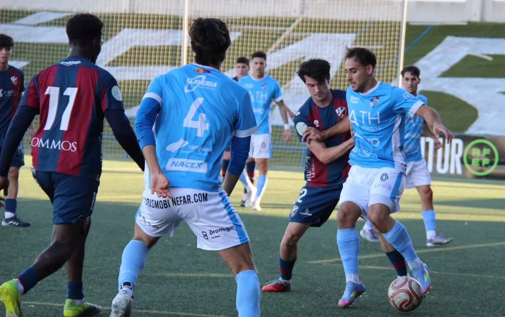 Cesc, jugador del Binéfar, controla un balón en el duelo ante el Huesca B.