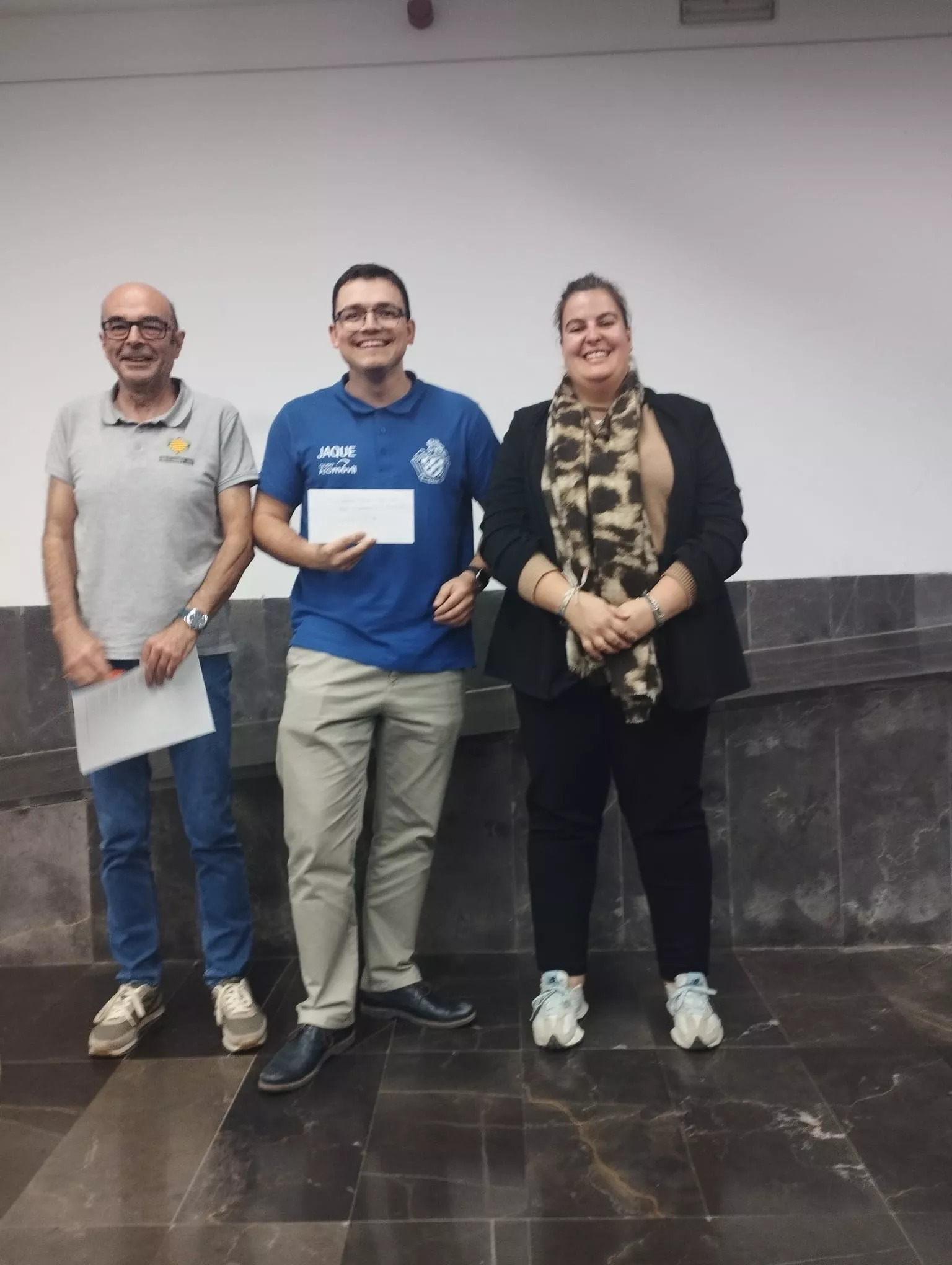 Fernando Ereza recibe su premio especial del Club L'Aurora junto a José Luis Pellicer y la alcaldesa de Estadilla Pilar Lleyda.