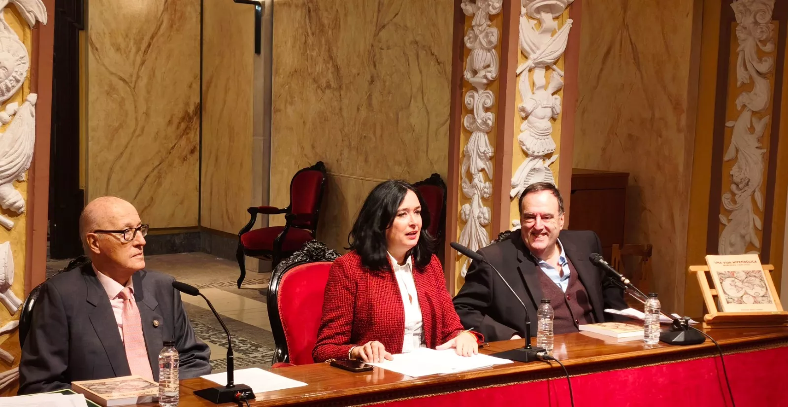 Joaquín Abós, Lorena Orduna y Javier García Antón en la presentación de "Una vida hiperbólica. Memorias (1945-2022". Foto María José Sampietro Brosed