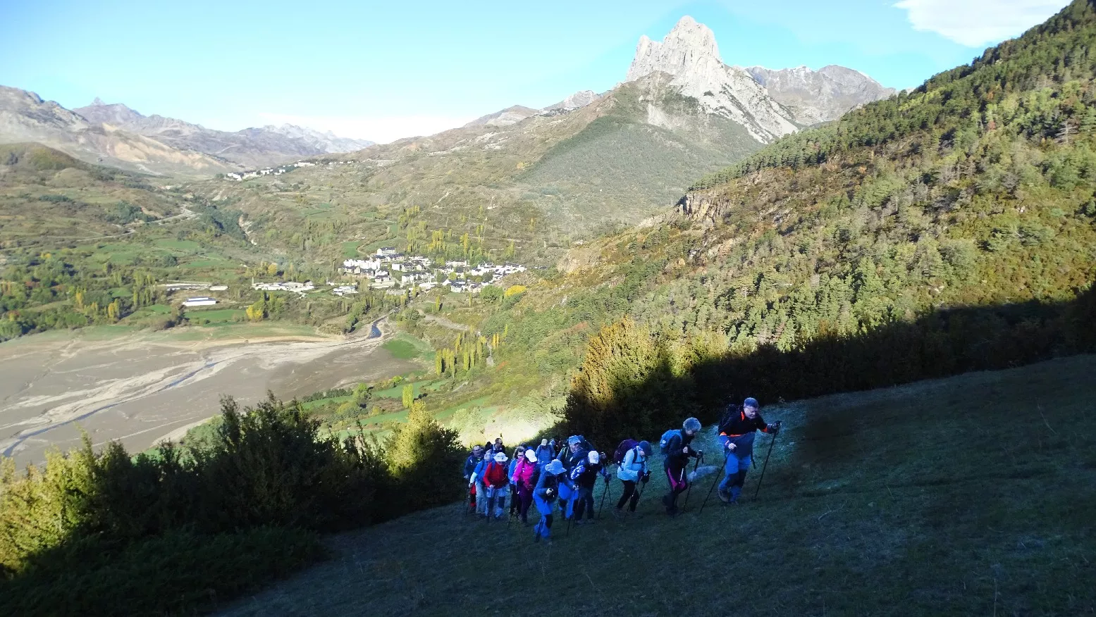 Subiendo a cruzar el barranco de Portet. Foto Alfredo Zazo