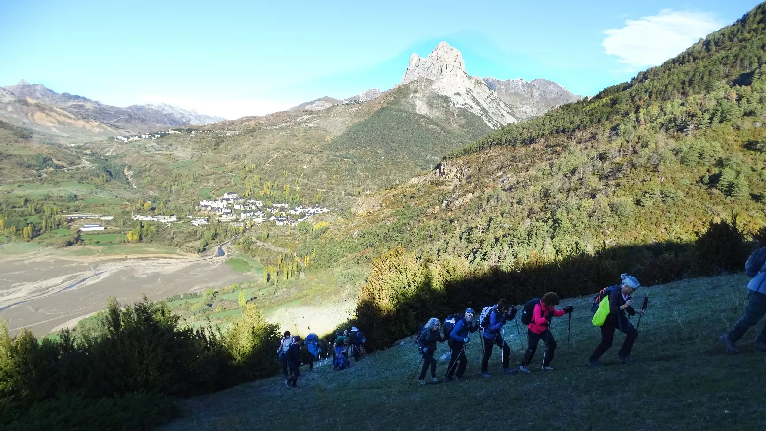 Subiendo a cruzar el barranco de Portet. Foto Alfredo Zazo