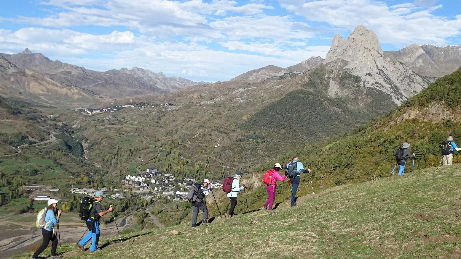 Subiendo a cruzar el barranco de Portet. Foto Alfredo Zazo