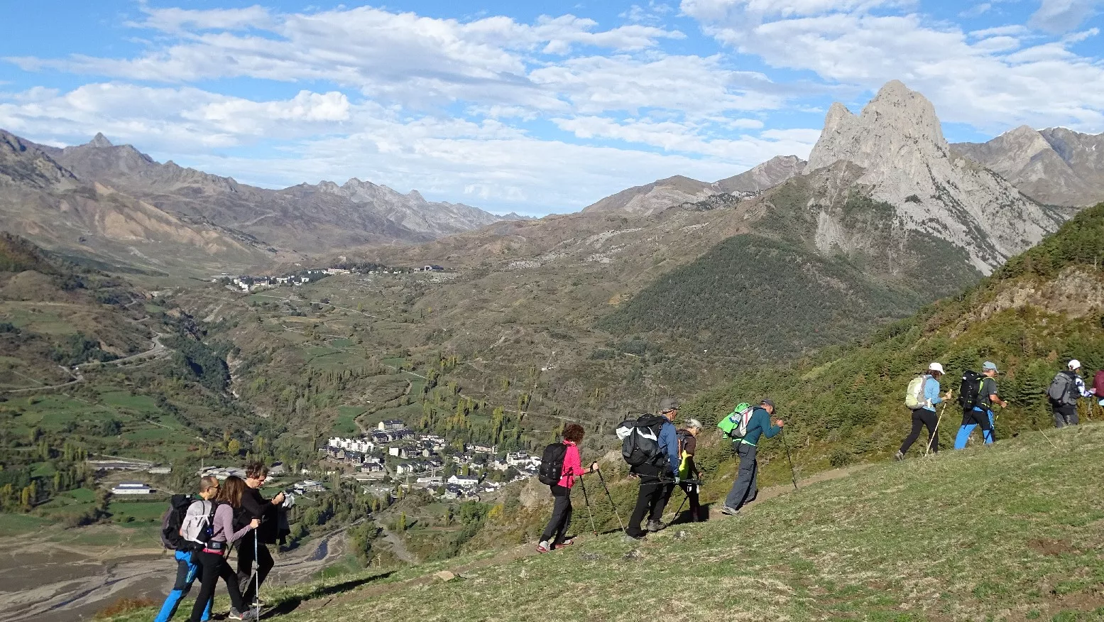 Subiendo a cruzar el barranco de Portet. Foto Alfredo Zazo