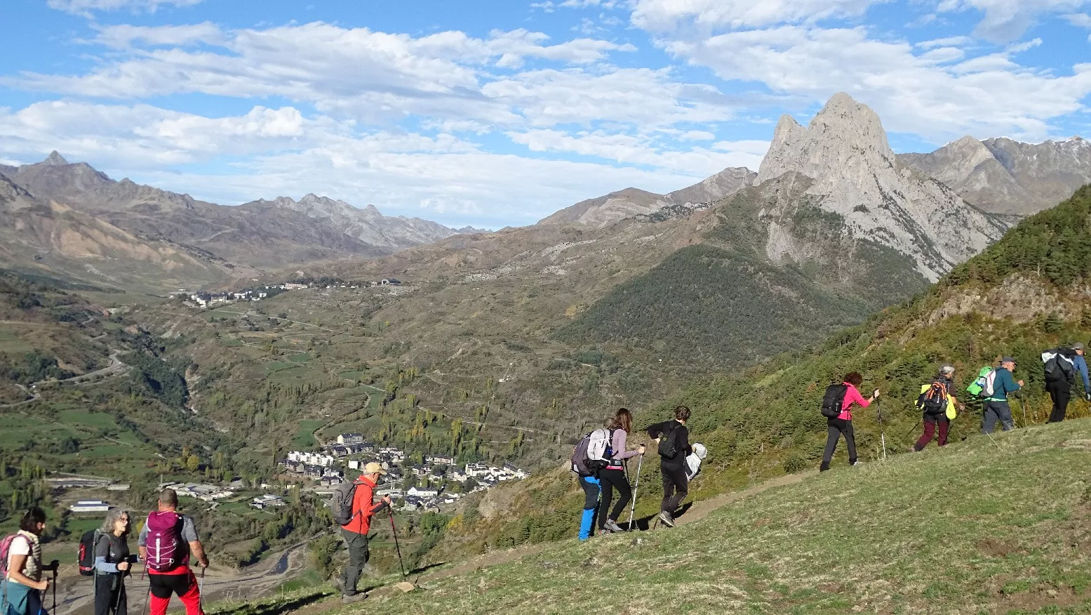 Subiendo a cruzar el barranco de Portet. Foto Alfredo Zazo