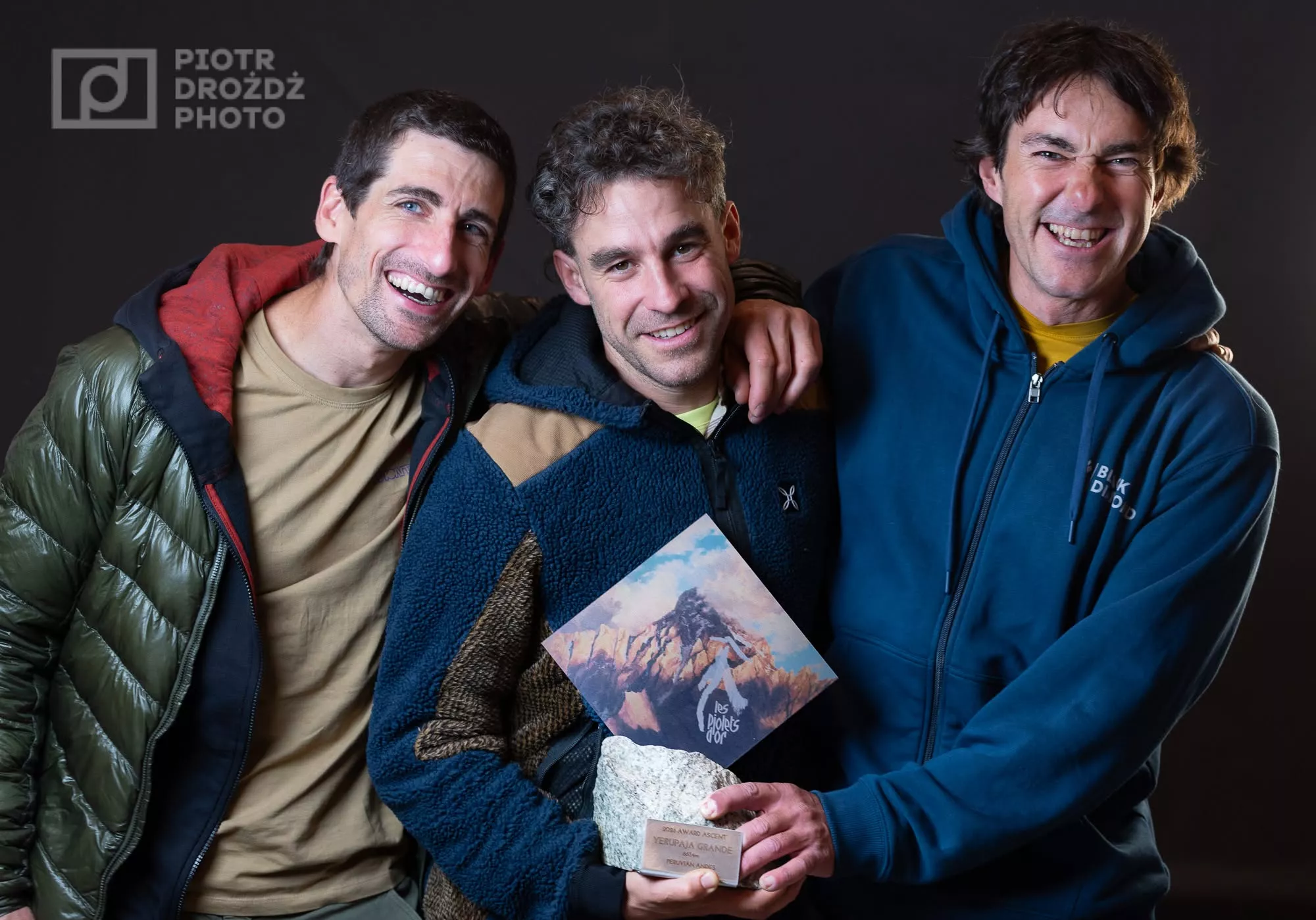 Rubén Sanmartín (izquierda) junto a Marc Toralles y Bru Busom con el preciado Piolet de Oro.