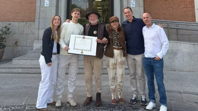 Eugenio Monesma, con la distinción, rodeado de su familia. Eugenio Monesma, con la distinción, rodeado de su familia.