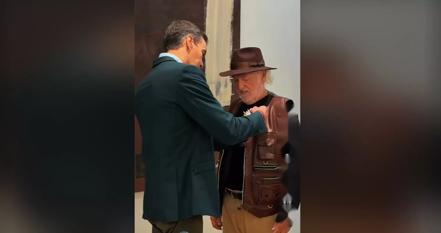 Pedro Sánchez entrega a Eugenio Monesma la Encomienda de Número de la Orden de Isabel la Católica.