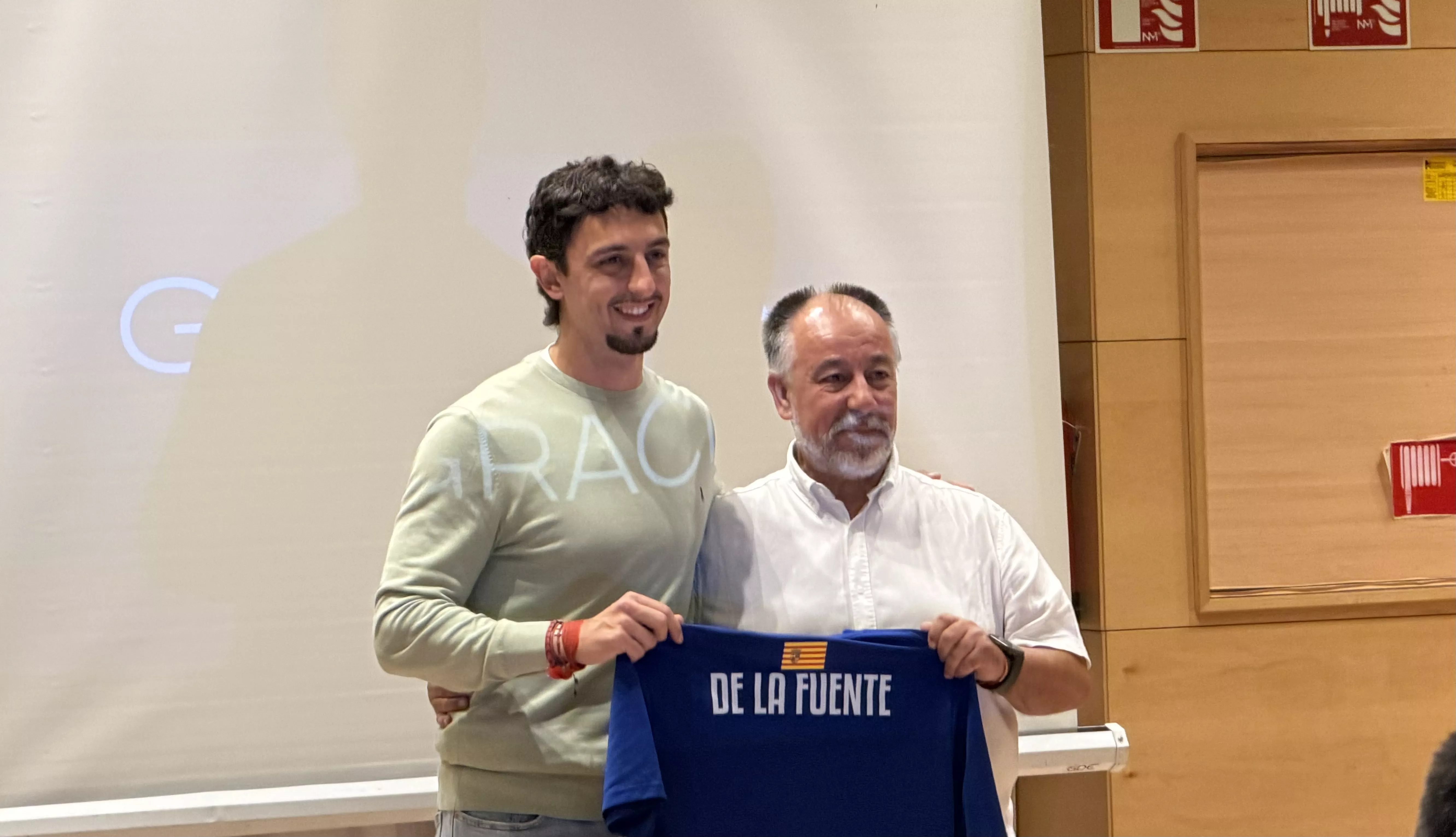Alberto De La Fuente recibe una camiseta de la selección aragonesa de manos de Santos Rodríguez, delegado provincial. Foto: Adri Mora Alberto De La Fuente recibe una camiseta de la selección aragonesa de manos de Santos Rodríguez, delegado provincial. Foto: Adri Mora