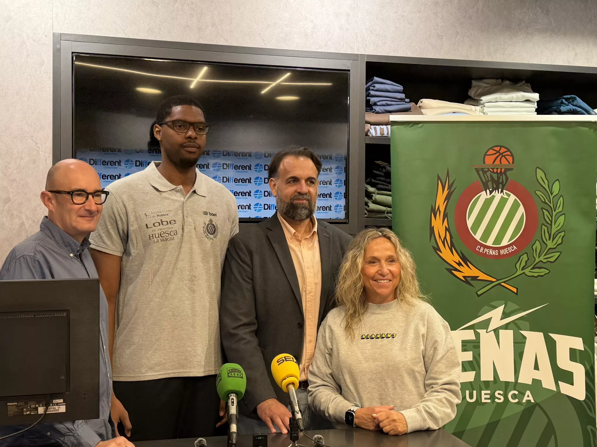 Imru Duke, presentado como nuevo jugador de Lobe Huesca. Foto: Adri Mora
