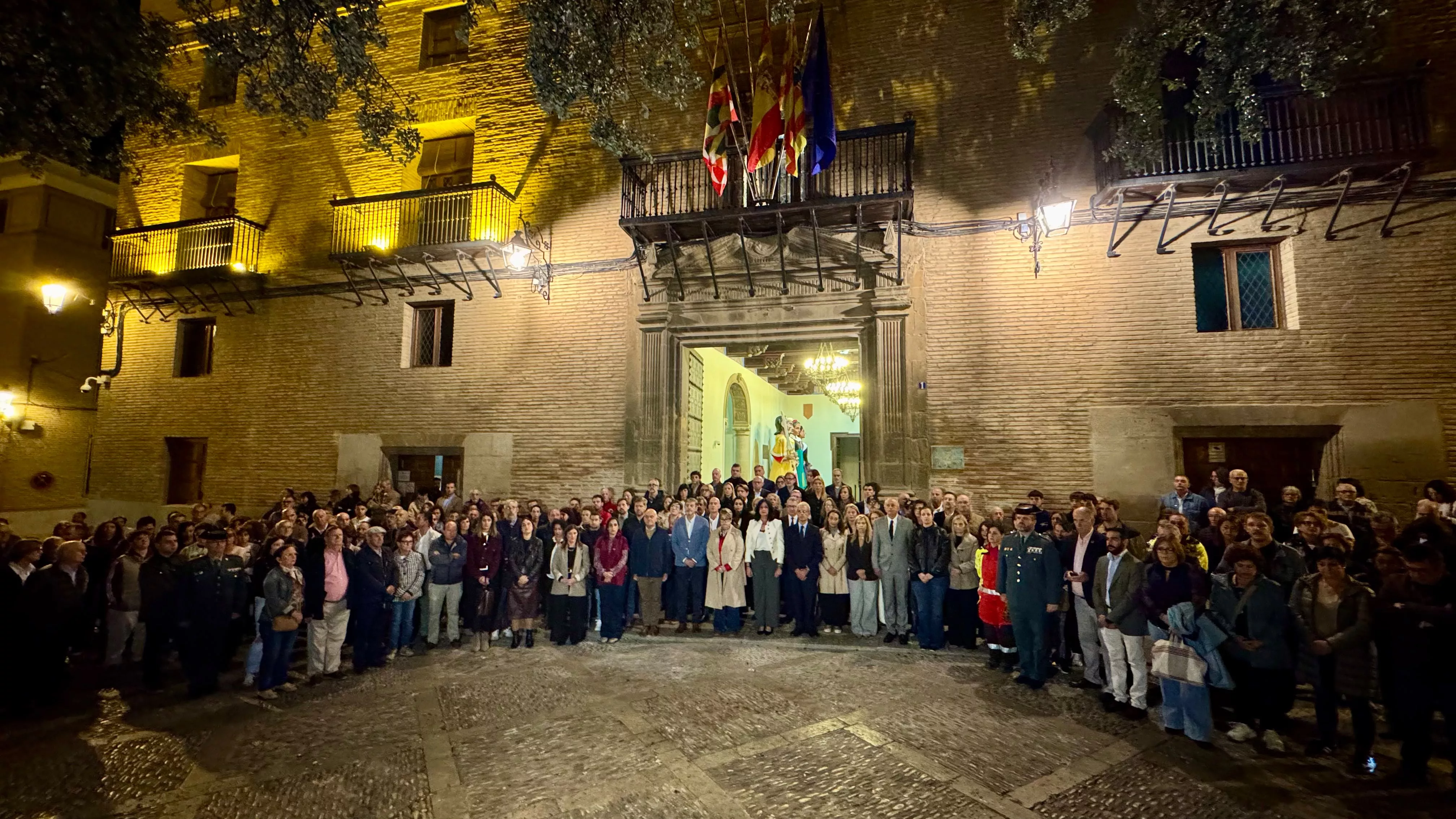 Minuto de silencio en el Ayuntamiento de Huesca por la tragedia de Toledo