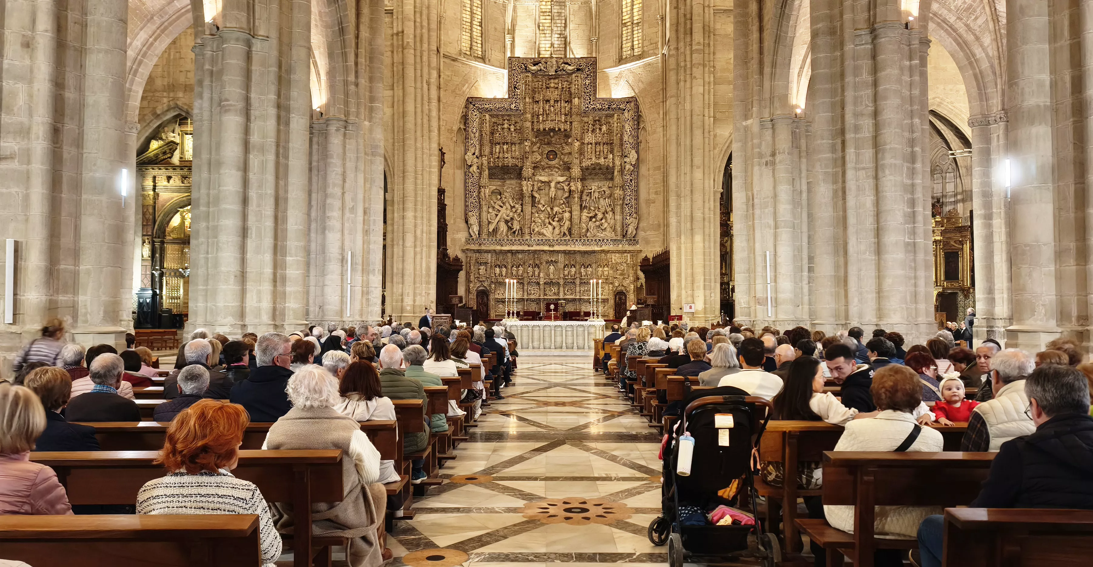 Eucaristía en sufragio por don Javier Osés en la Catedral de Huesca. Foto María José Sampietro Brosed