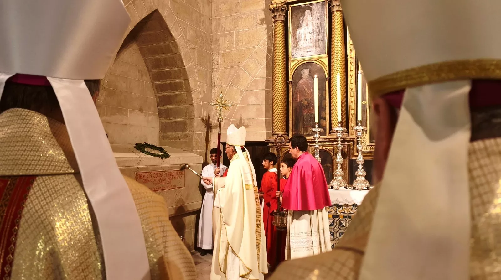 Oración por Javier Osés en la capilla del Pópulo donde reposan sus restos