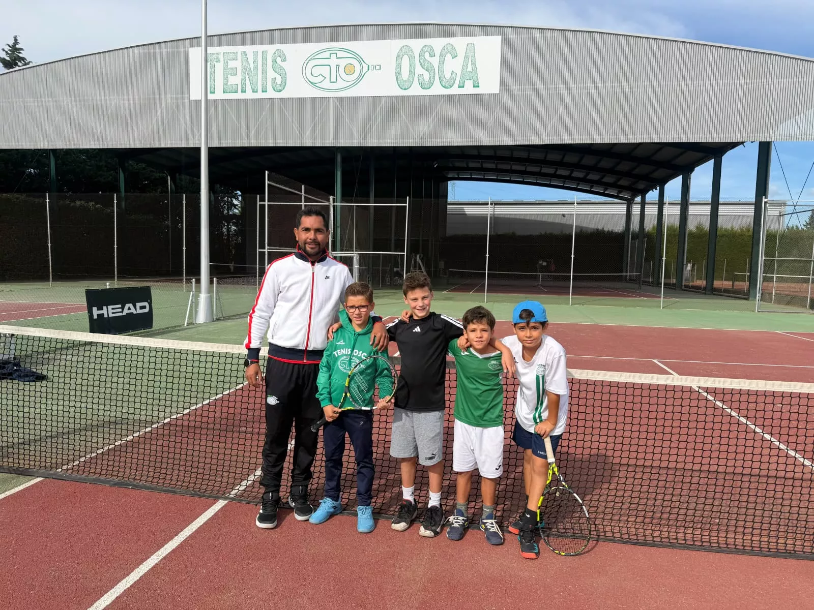 Equipo benjamín masculino del CT Osca. De izquierda a derecha: Ricardo Vazquez, Alvaro Ruiz, Guillermo Miron, Josito Ortas y Alejandro Frechín Equipo benjamín masculino del CT Osca. De izquierda a derecha: Ricardo Vazquez, Alvaro Ruiz, Guillermo Miron, Josito Ortas y Alejandro Frechín