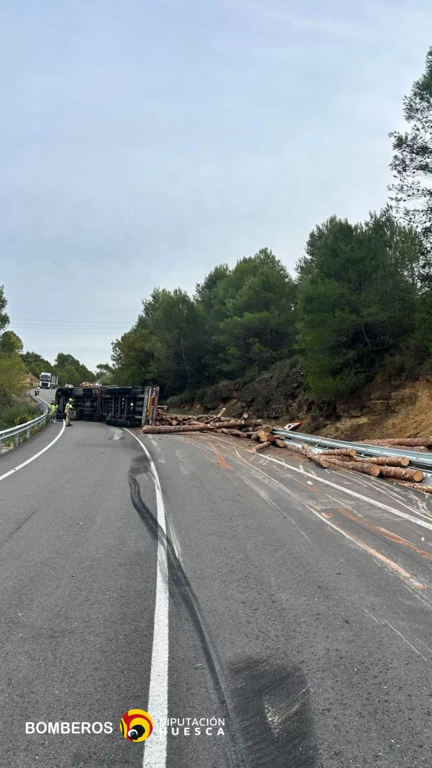 Camión volcado en El Grado