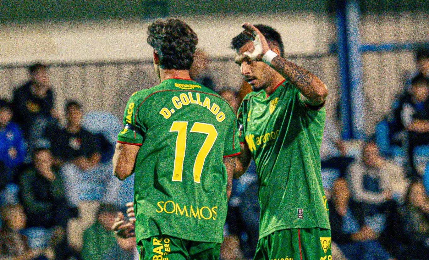 Mario García choca con Collado, dos de los grandes protagonistas del Huesca en Tafalla. Foto: SD Huesca