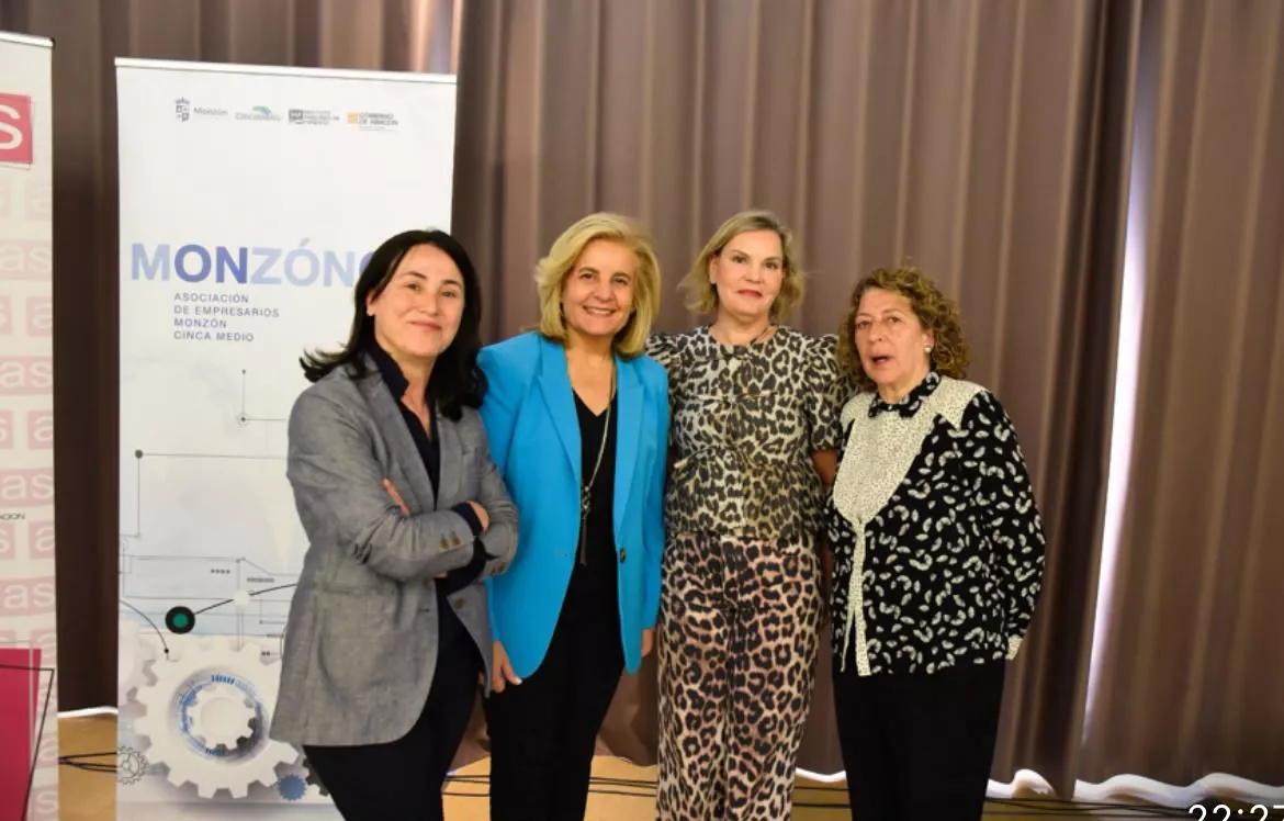Fátima Báñez, con Avelina Bellostas y otras responsables empresariales en un acto en Monzón.