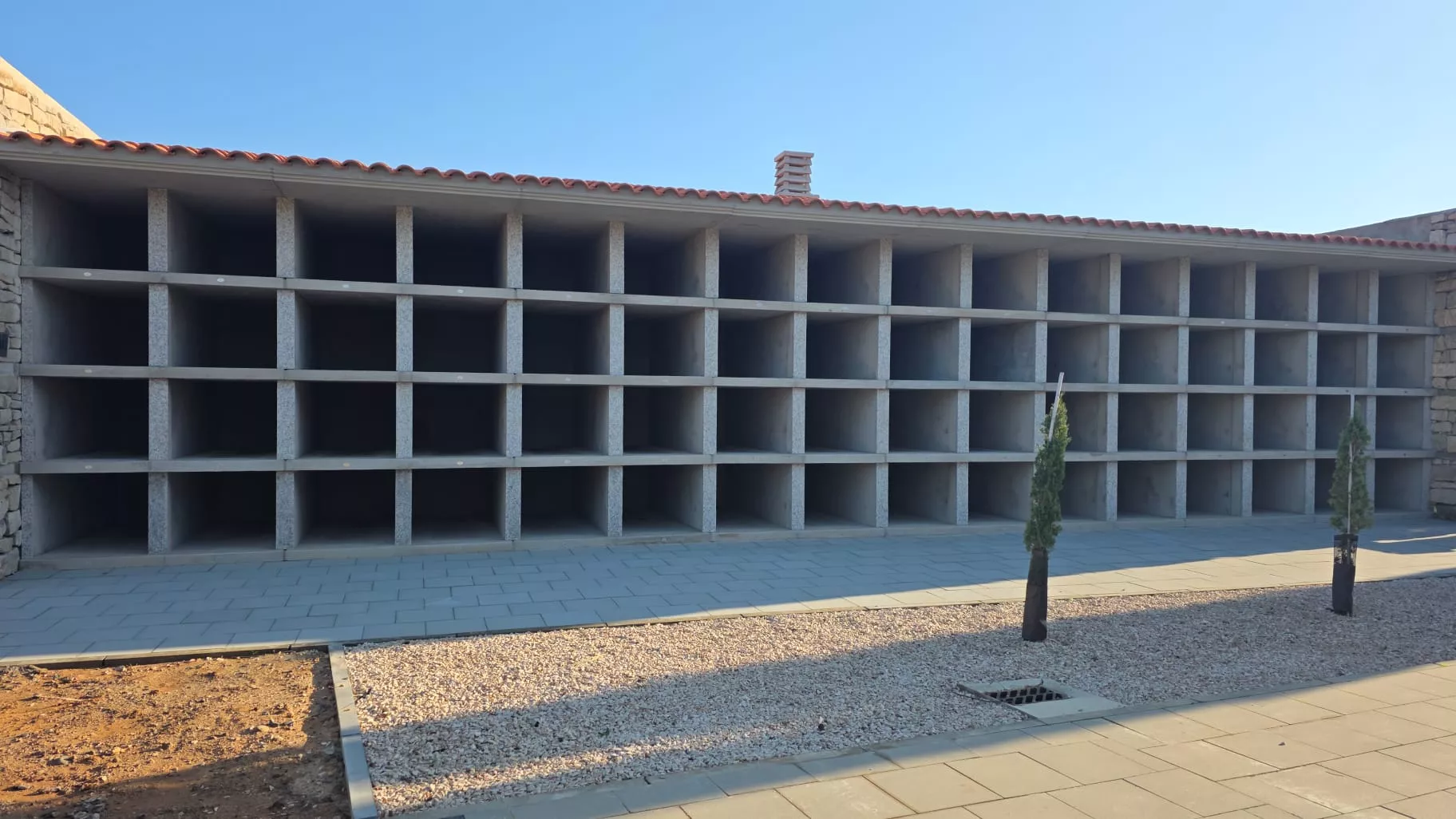 Nueva manzana de nichos en el cementerio de Fraga.