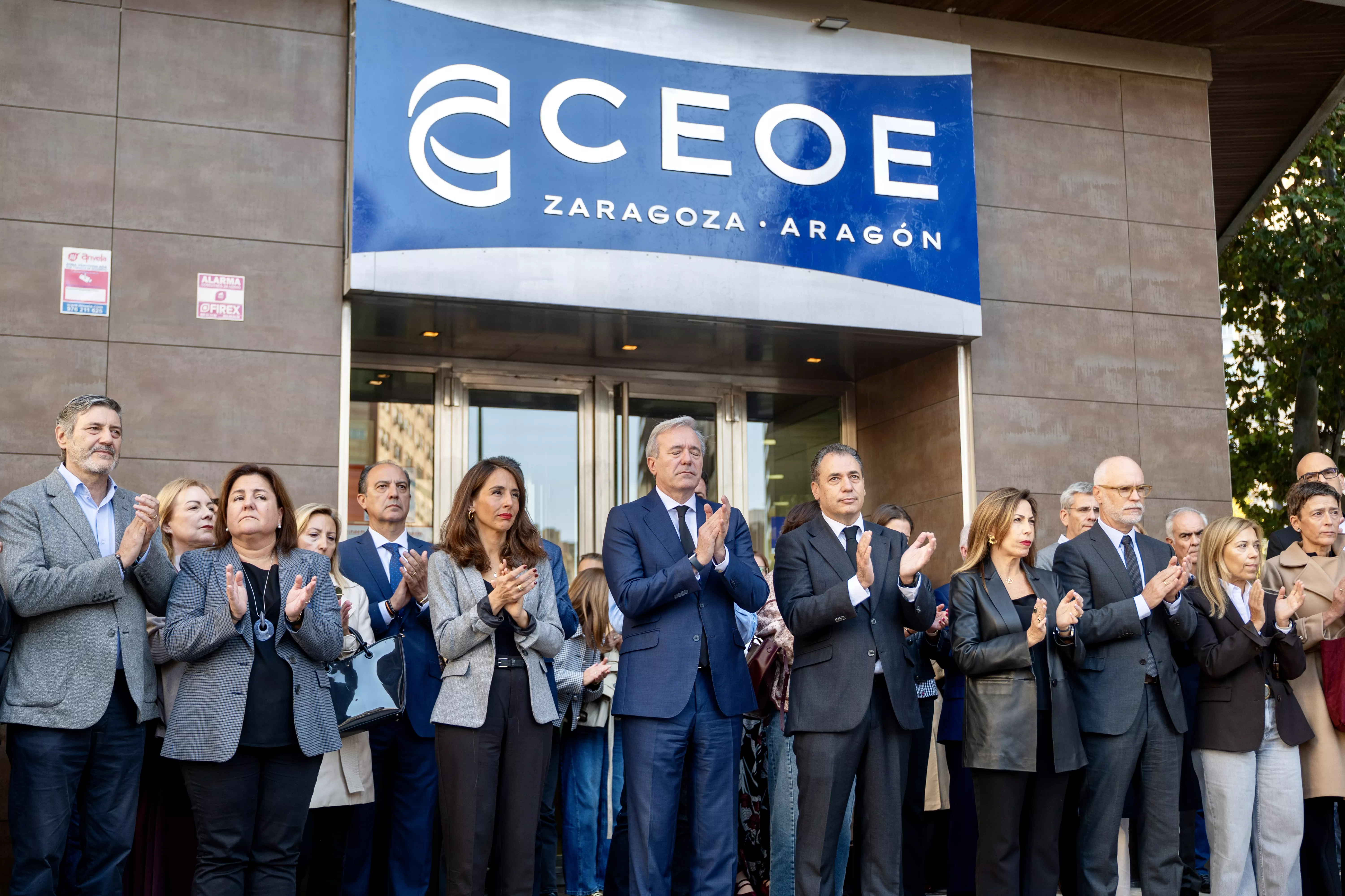 Minuto de silencio convocado por CEOE Aragón. Azcón exige responsabilidades por el accidente ferroviario.