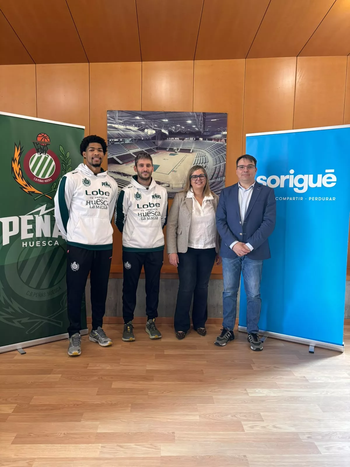 Zion Williams, Sergi Forte, Lorena Palomera y Eduardo López en la previa del Gandía Lobe Huesca la Magia