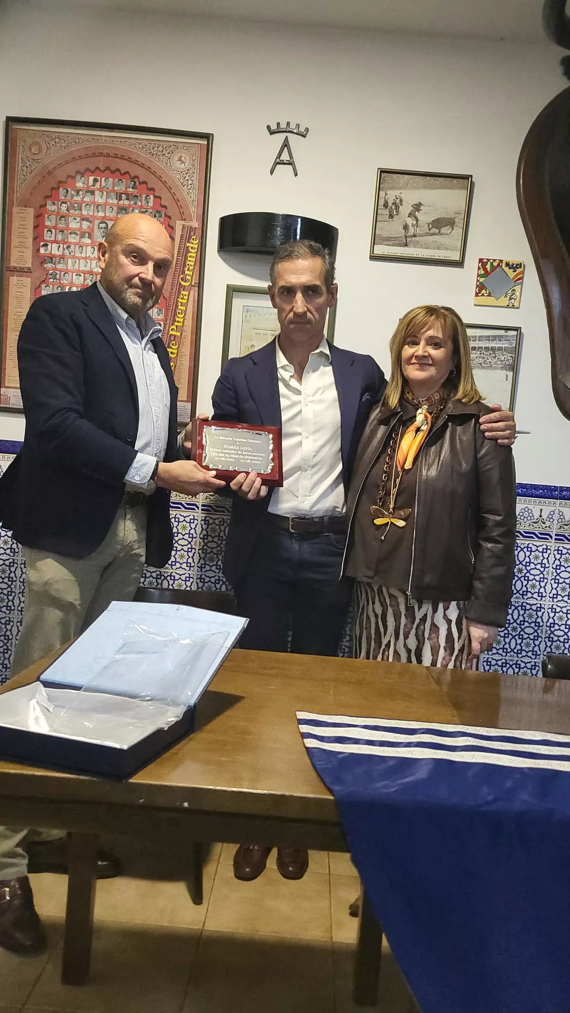 Homenaje de la Peña Taurina Oscense a Tomás Luna en el 25 aniversario de su alternativa