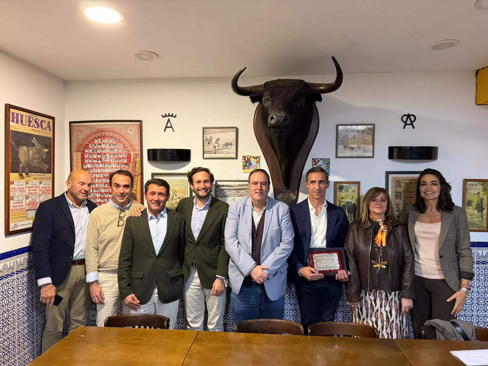 Autoridades participantes en el homenaje a Tomás Luna en la Peña Taurina Oscense. Foto Alejandro Losfablos