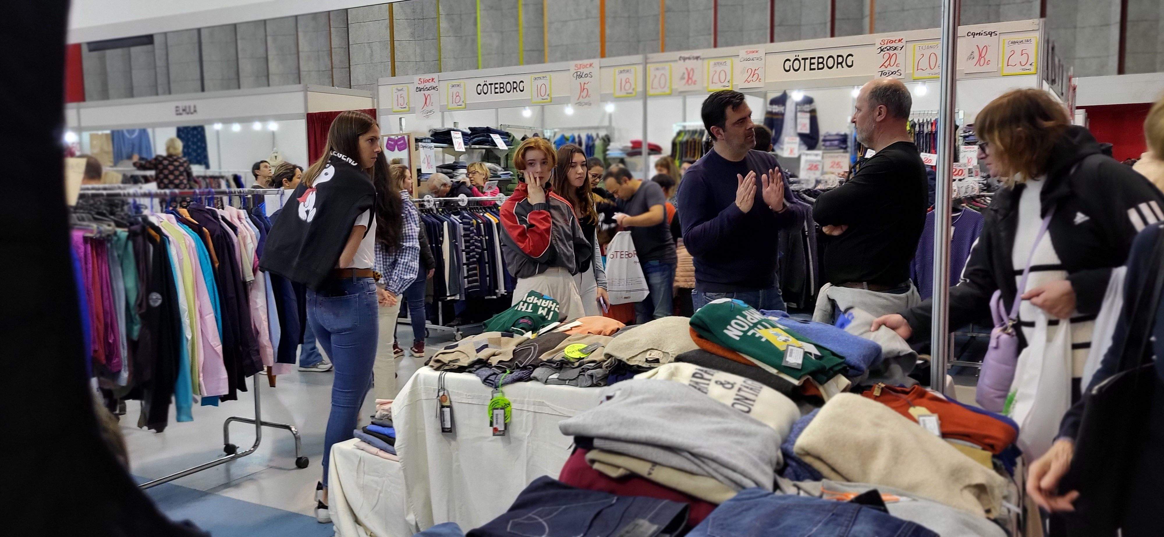 Ambiente en la Feria de Stock del Comercio de Huesca en el Palacio de Congresos.