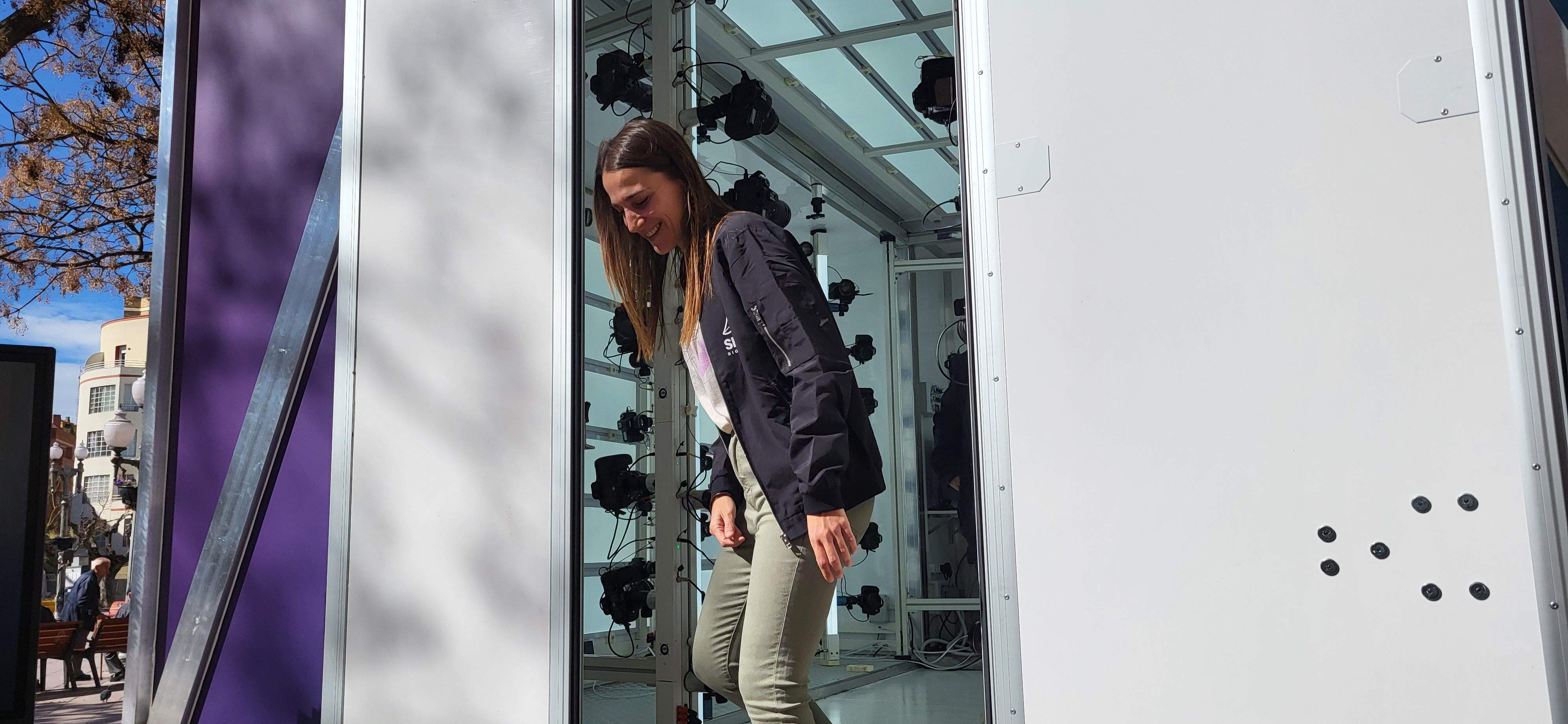 Irene Luzán,  presentando el estudio de fotogrametría de Shu Digital. Foto Myriam Martínez