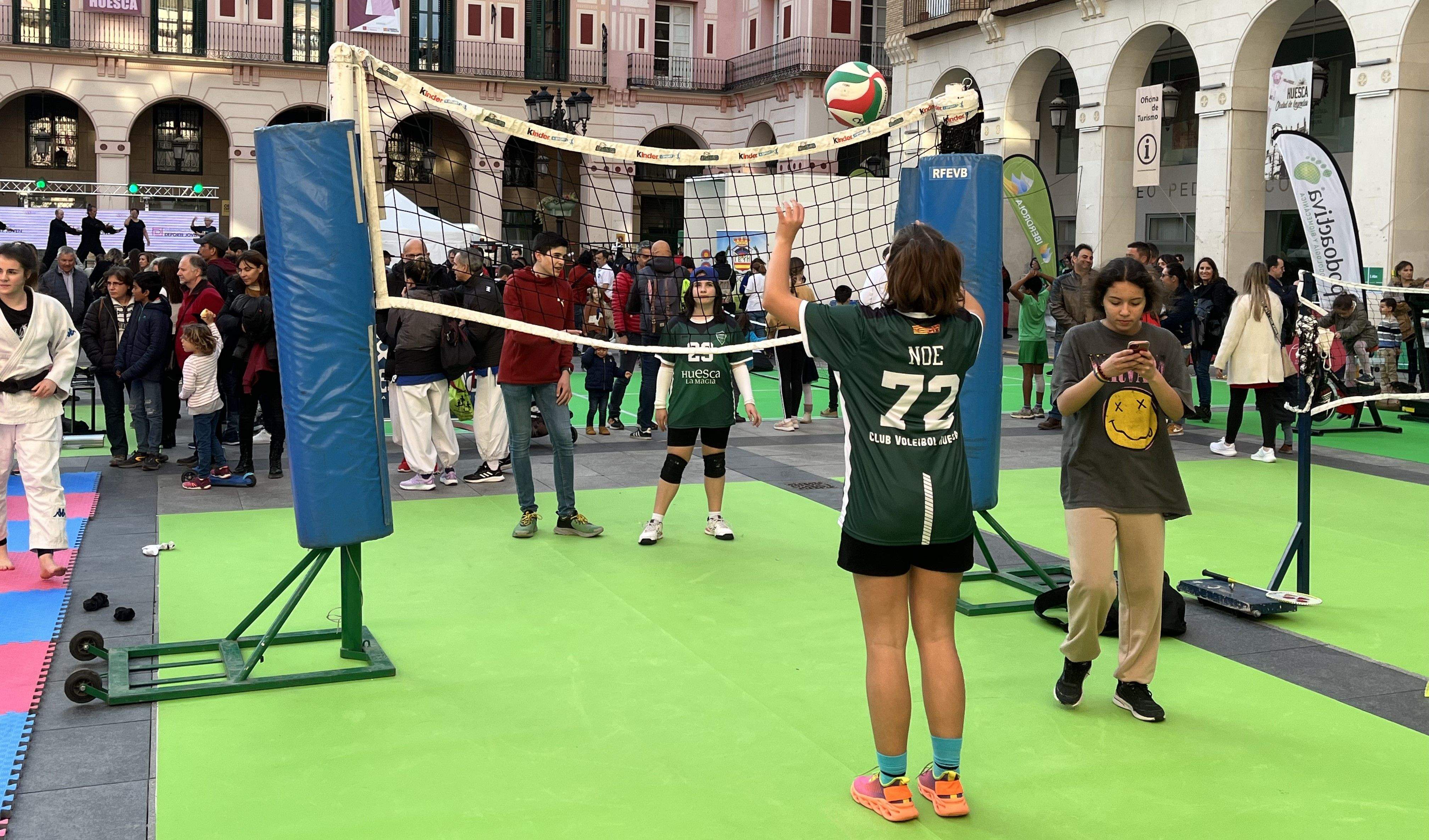 Niñas juegan a voleibol en la Plaza López Allué. Foto A. Mora