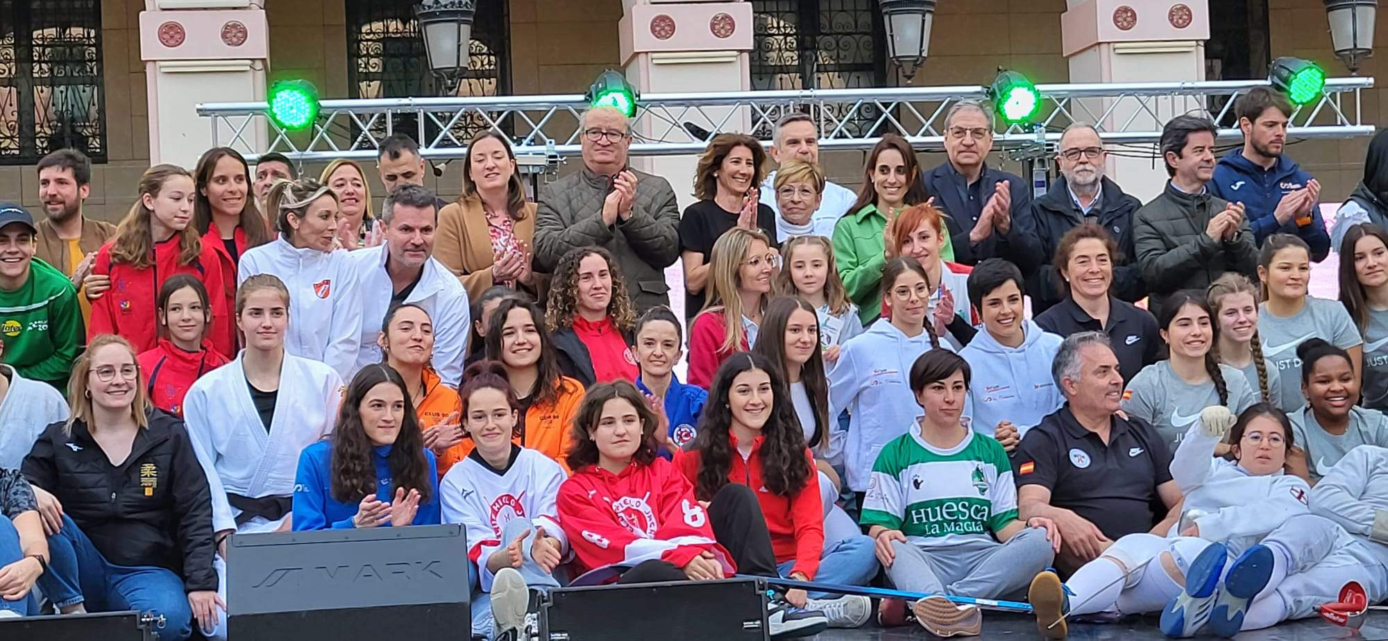 Foto de familia sobre el escenario. Foto: Javier García Antón