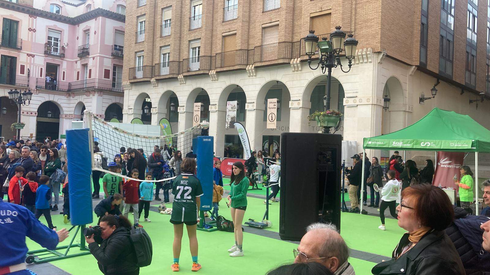 Niñas juegan a voleibol en la Plaza López Allué.