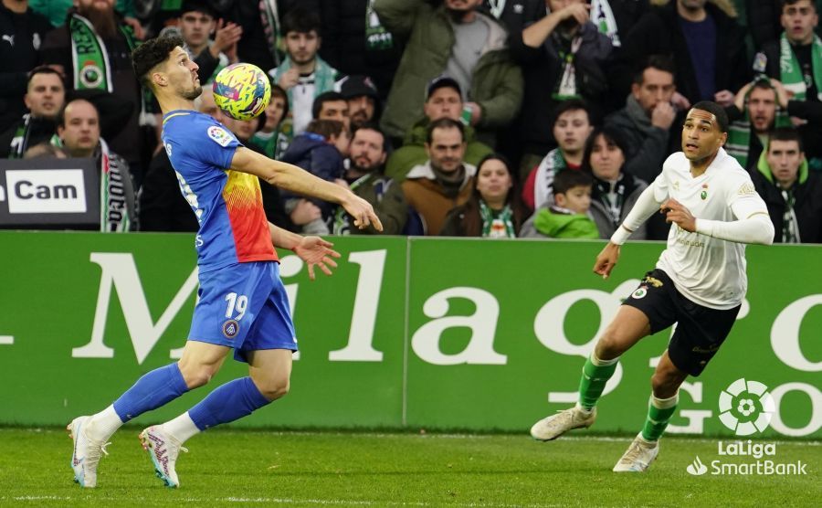 Mboula, exjugador del Huesca, ahora en el Racing, intenta tapar un disparo de un jugador del Andorra. Foto: LaLiga