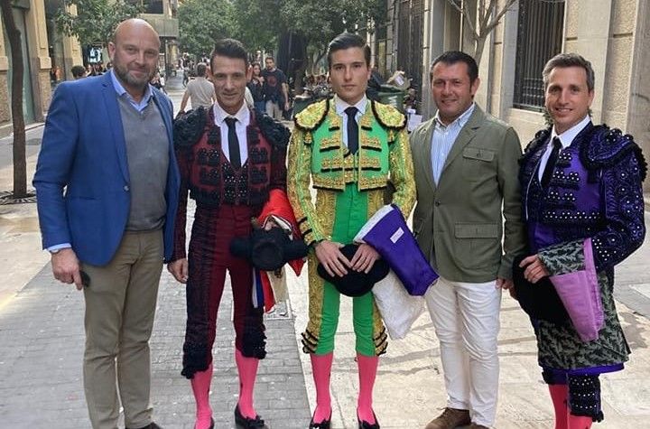 Ignacio Boné, de verde manzana, junto a su cuadrilla y Pablo Ciprés. Foto: ET Oscense