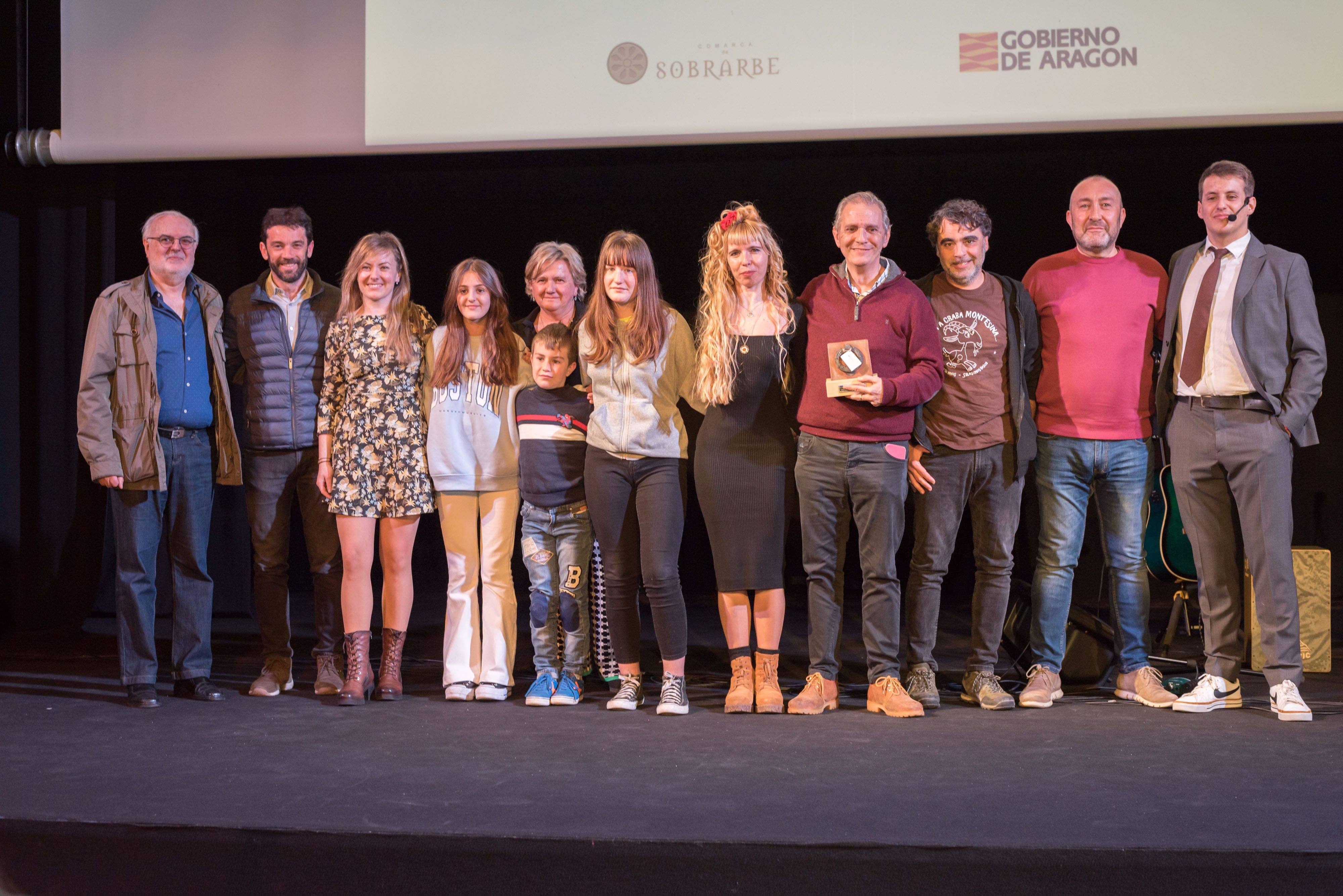 Foto de familia de los premiados. “Casa mía, casa tuya”, de Silvia Orós Daga, gana el VI premio Agora x l’aragonés 2023 de Espiello