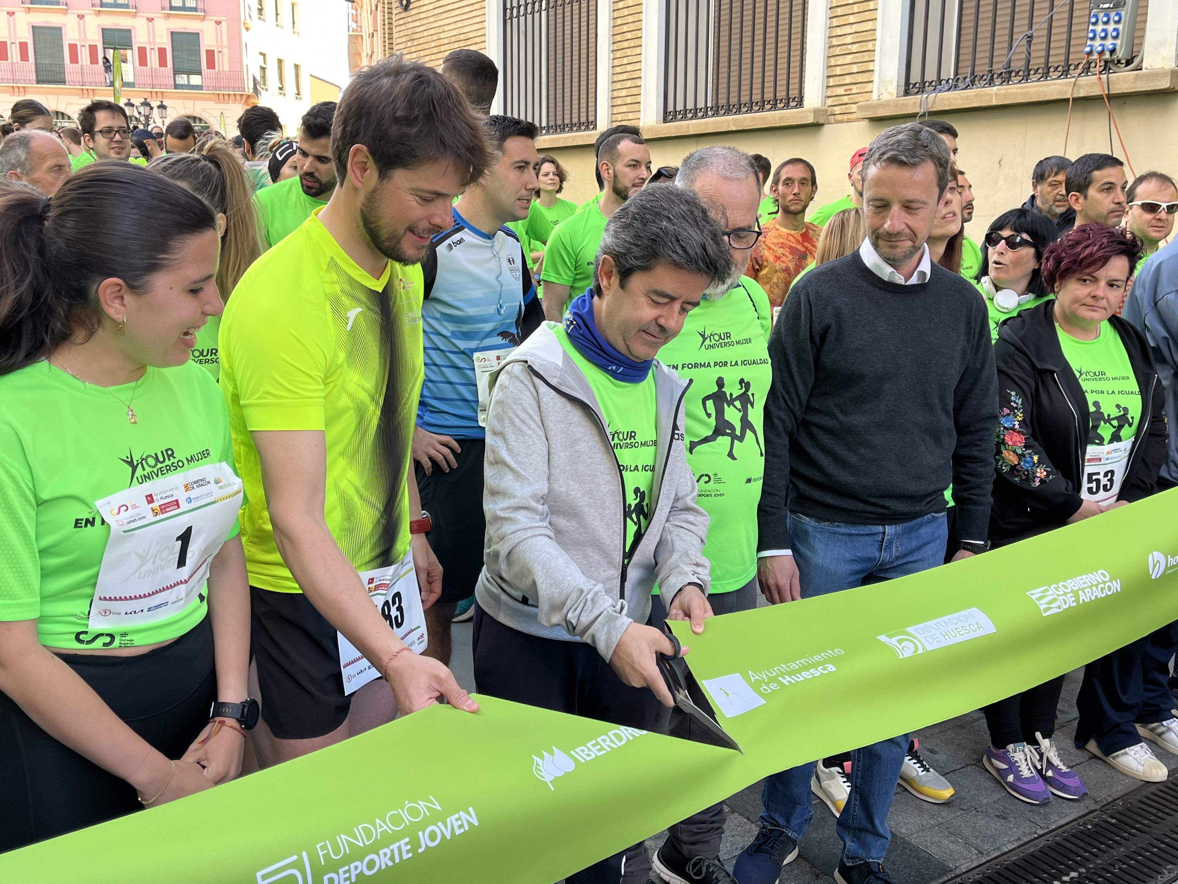 El alcalde, Luis Felipe, corta la cinta protocolaria. Foto: A. Mora