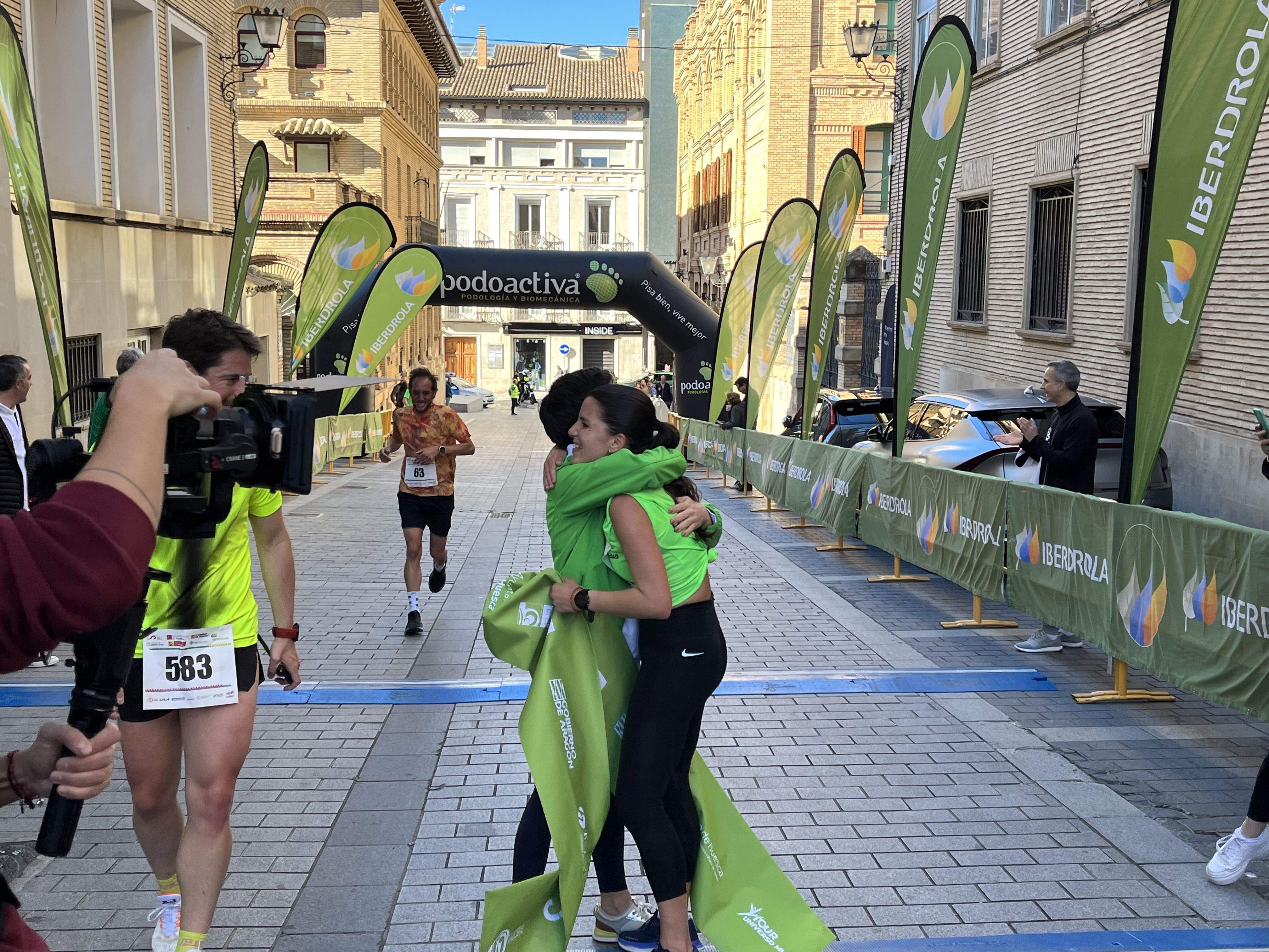 Eva Rico se abraza con Sara Hurtado en la meta. Foto: A. Mora