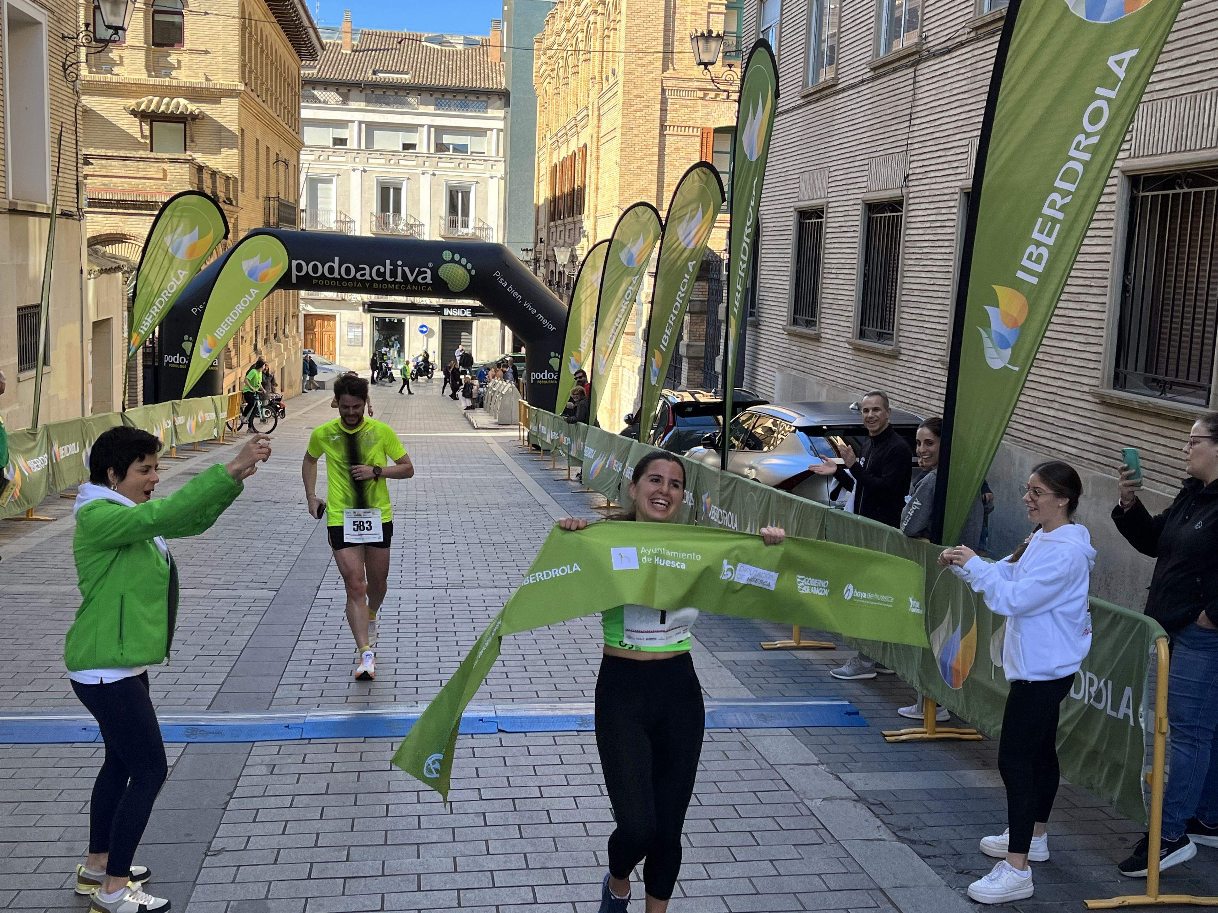 Eva Rico, sonriente, cruza la meta como ganadora. Foto: A. Mora