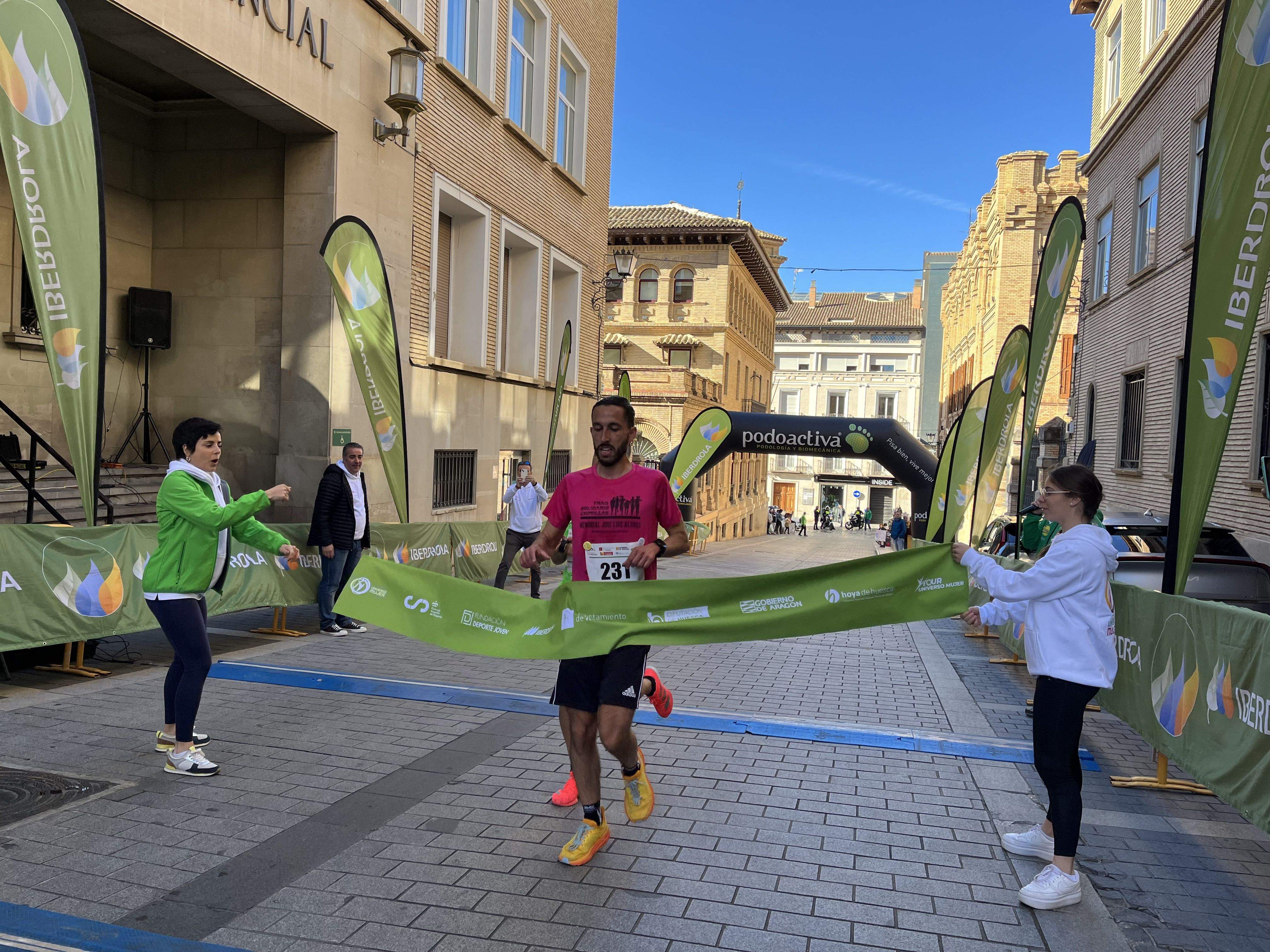 José Antonio Gimeno cruza la meta como ganador. Foto: A. Mora