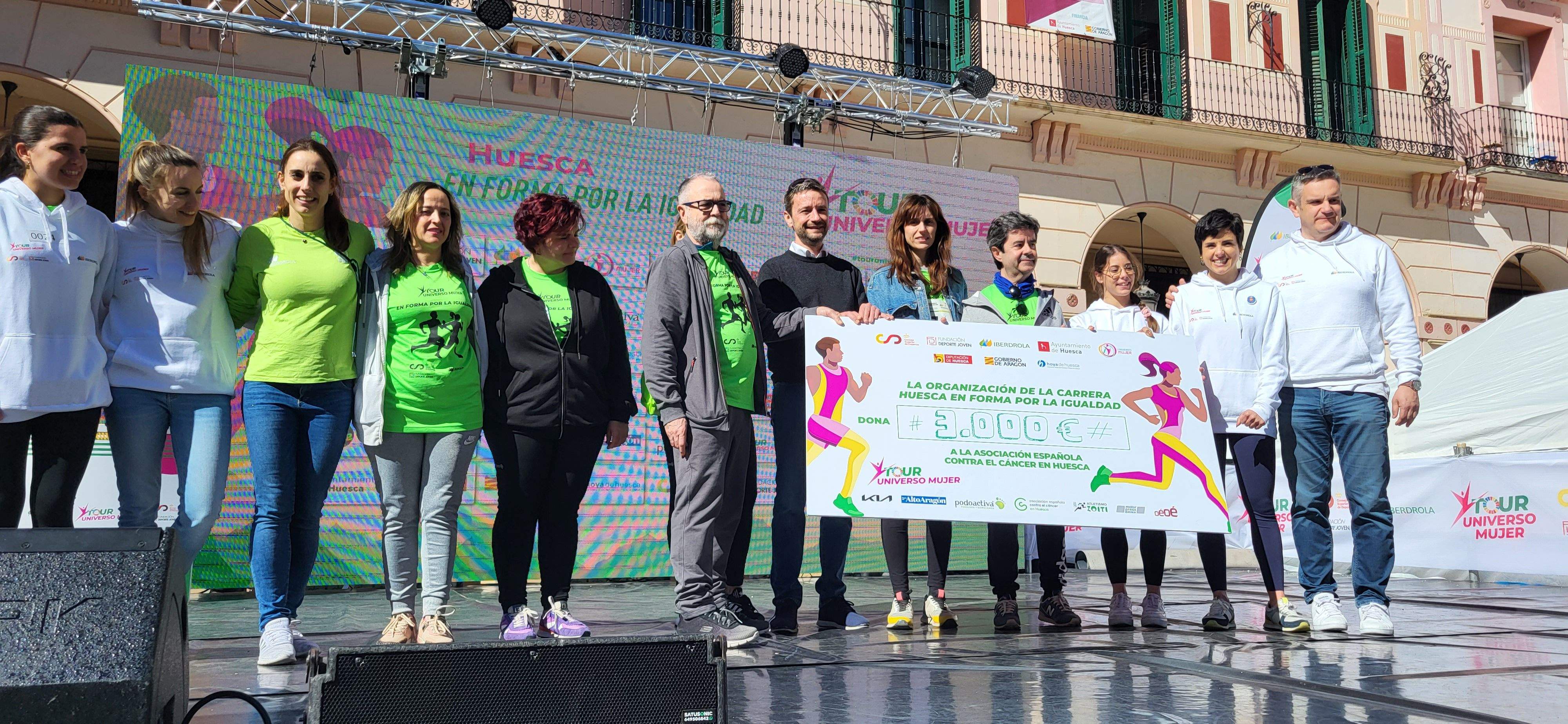 Entrega del cheque a la Asociación Contra el Cáncer. Foto Myriam Martínez