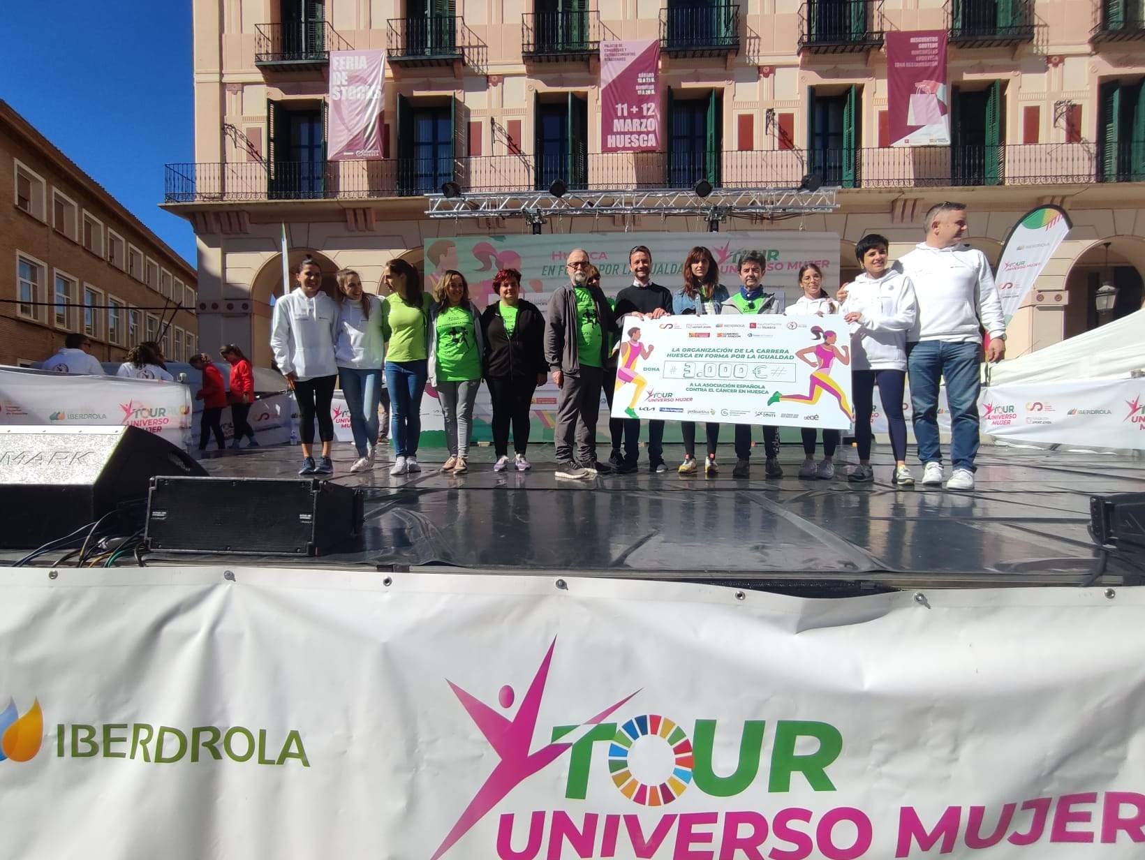 Entrega del cheque a la AECC. Foto M.A.B.