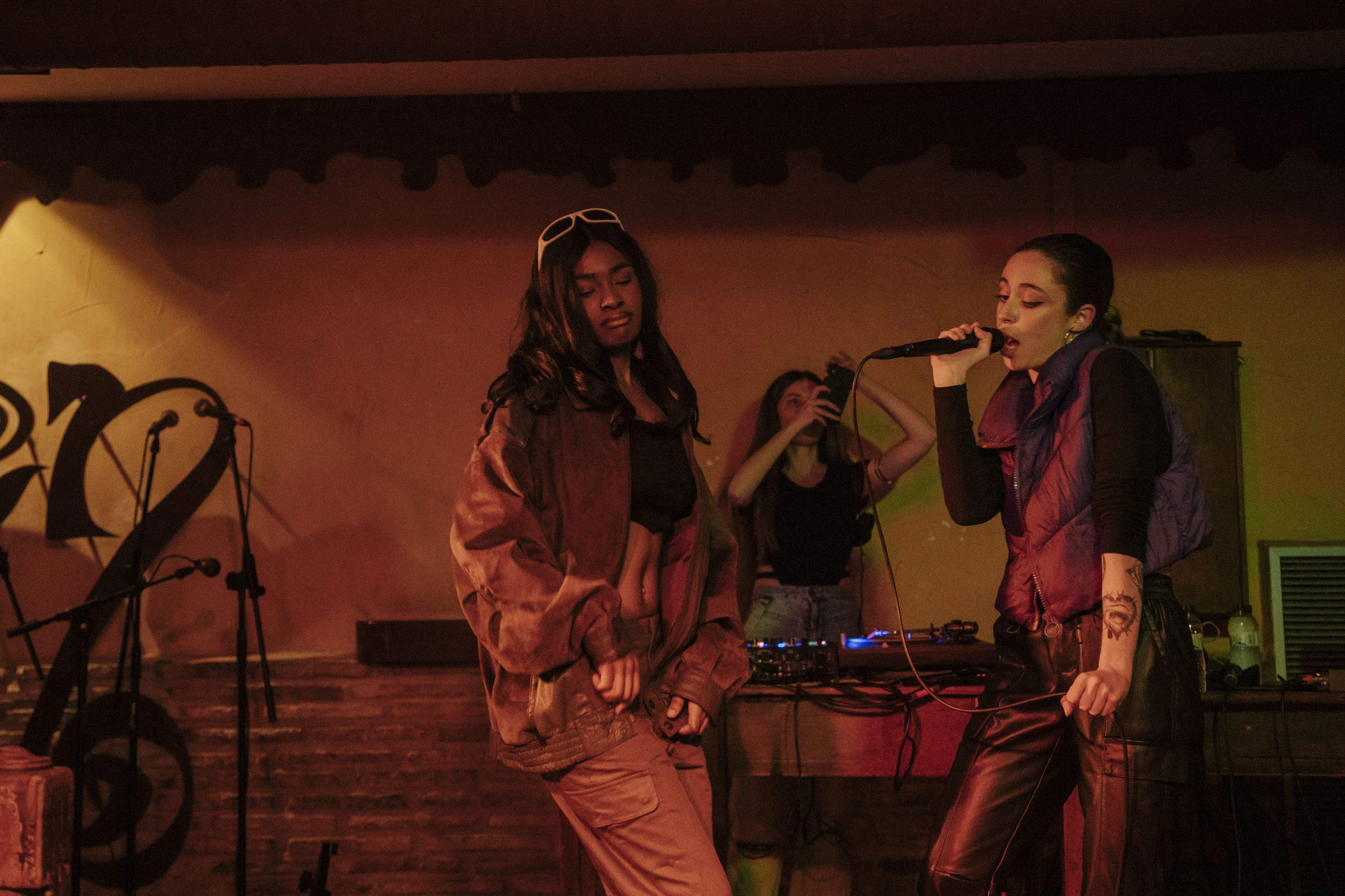 Ashley Simons y Lassi.o con Ladifunk. Foto La Colmena Creativa