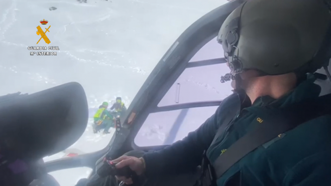 El helicóptero accede a la zona donde se encuentran los agentes con el cuerpo del montañero. El helicóptero accede a la zona donde se encuentran los agentes con el cuerpo del montañero.