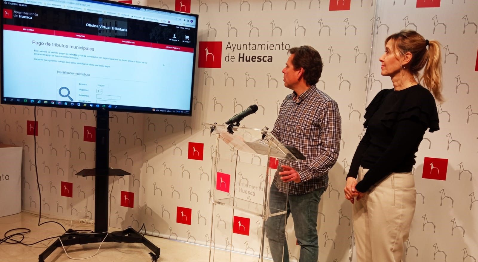 Óscar Tesa y Cristina de la Hera en la presentación de Oficina Virtual Tributaria del Ayuntamiento de Huesca.