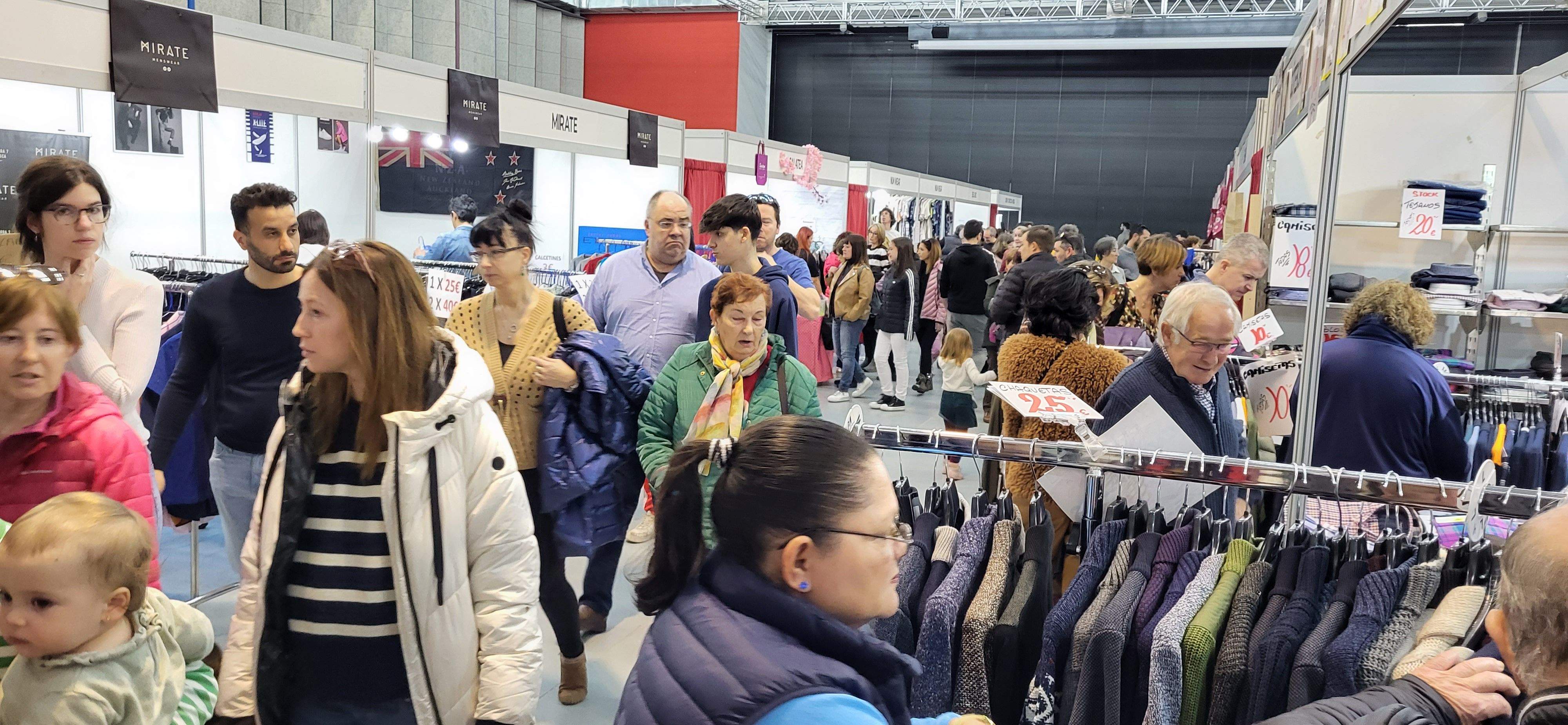 Ambiente en la Feria de Stock del Comercio de Huesca.