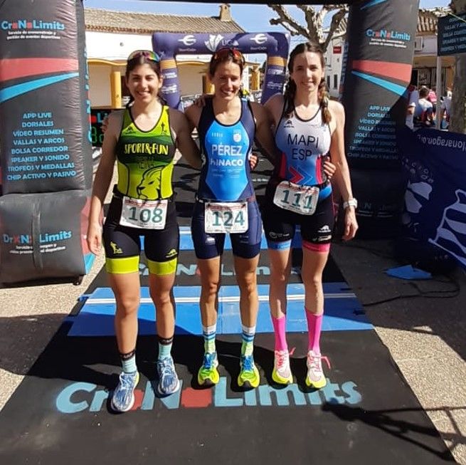 Podio femenino del Campeonato de Aragón, con Tamara Vázquez en el centro. Foto FATRI