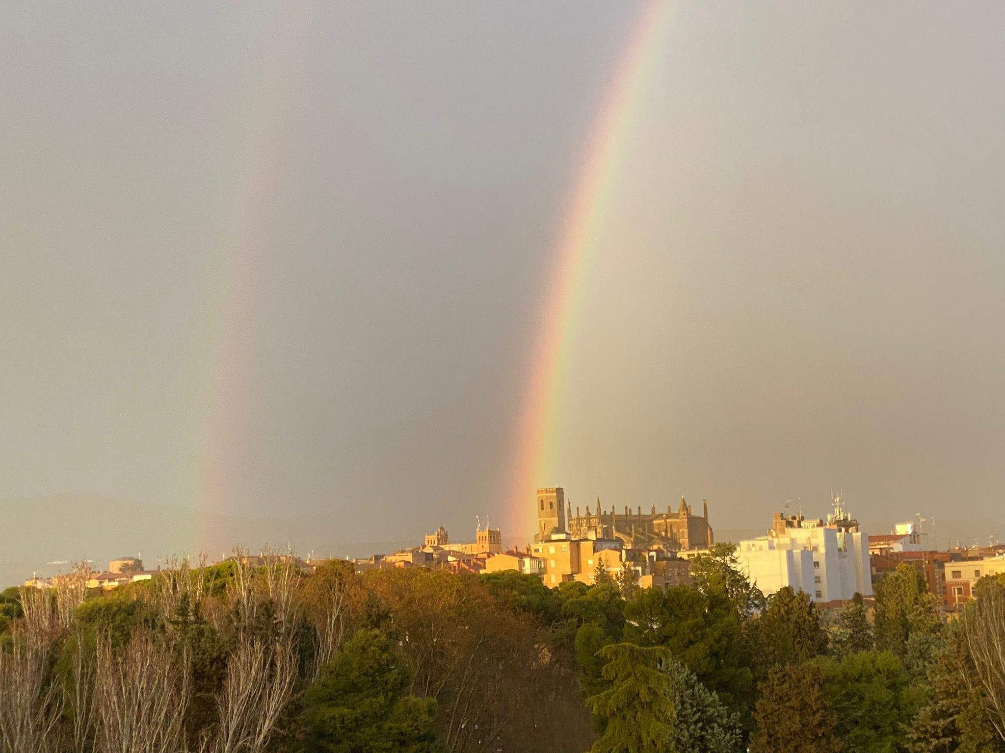 Doble arco iris en Huesca durante la tormenta de este lunes por la tarde.