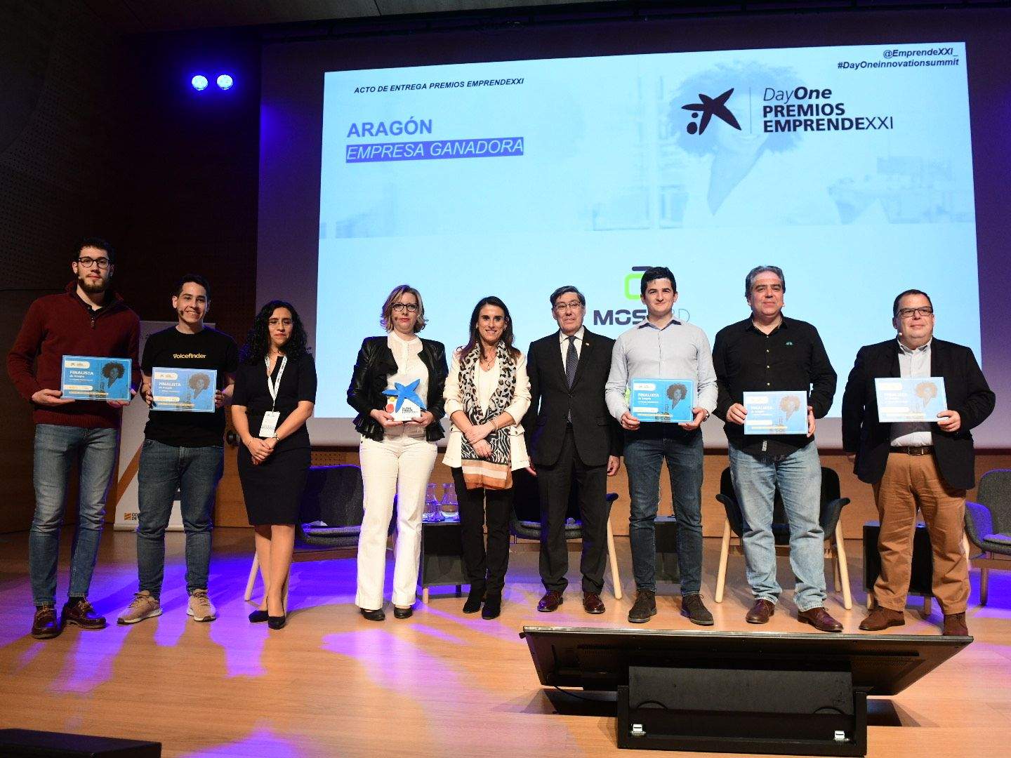 Imagen de los ganadores y finalistas de Emprende XXI Aragón con las autoridades