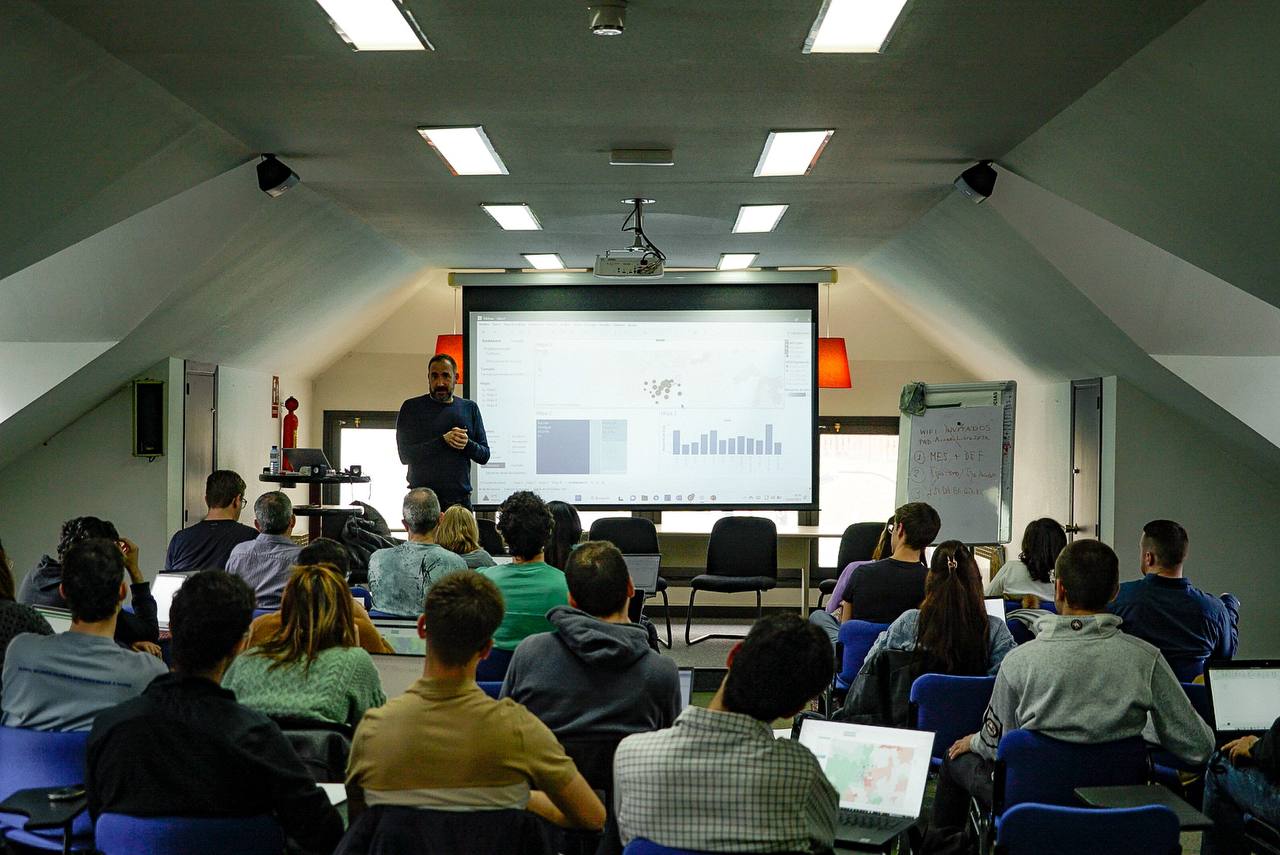 Actividad de formación en el curso celebrado en Formigal combinado con actividad de esquí.